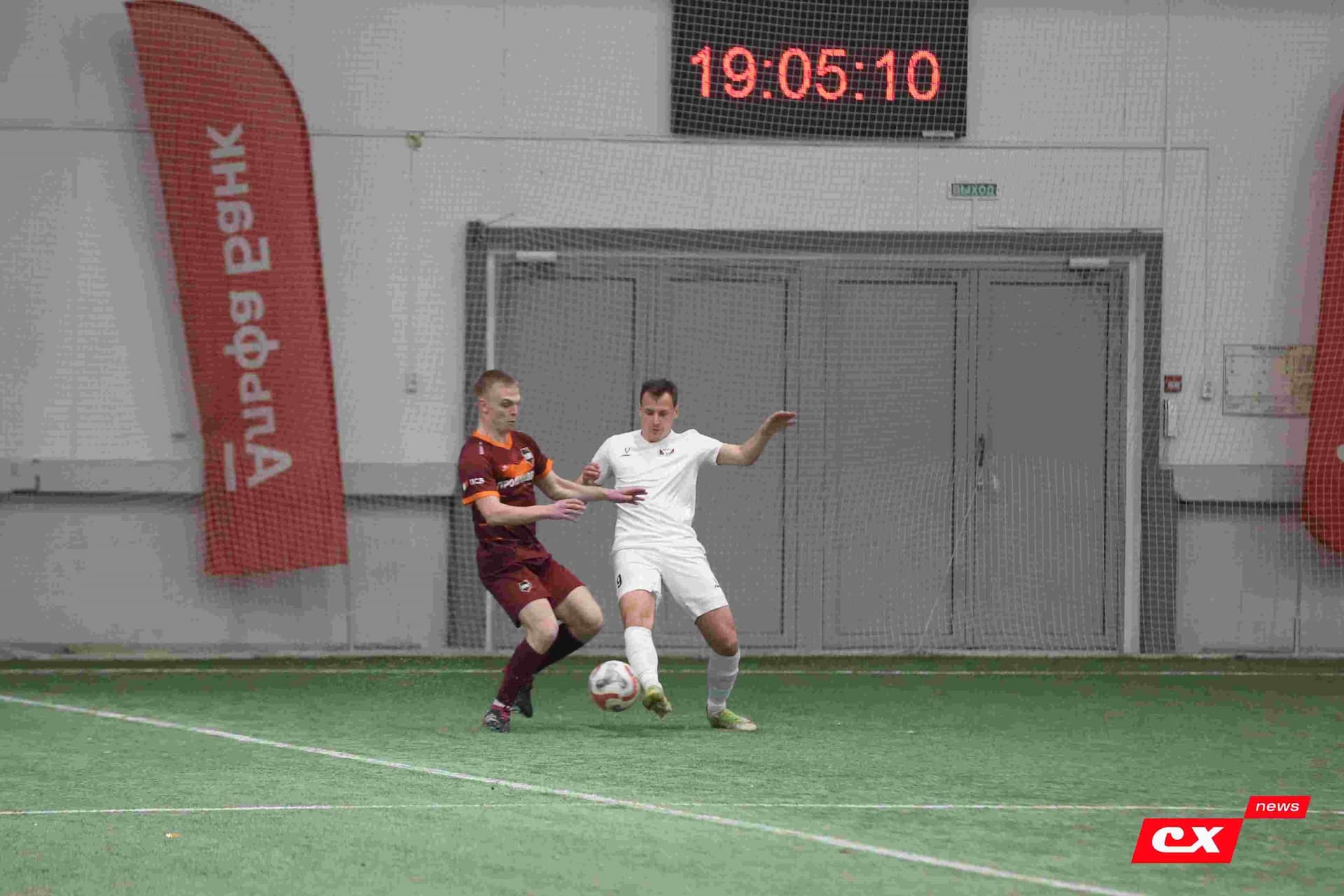 «Темп» 1:1 «КДВ». Третья лига. 26.09.2025. Владимир Мартынов («CX News») и Александр Чёрный («Алтайский спорт») — кадр 187