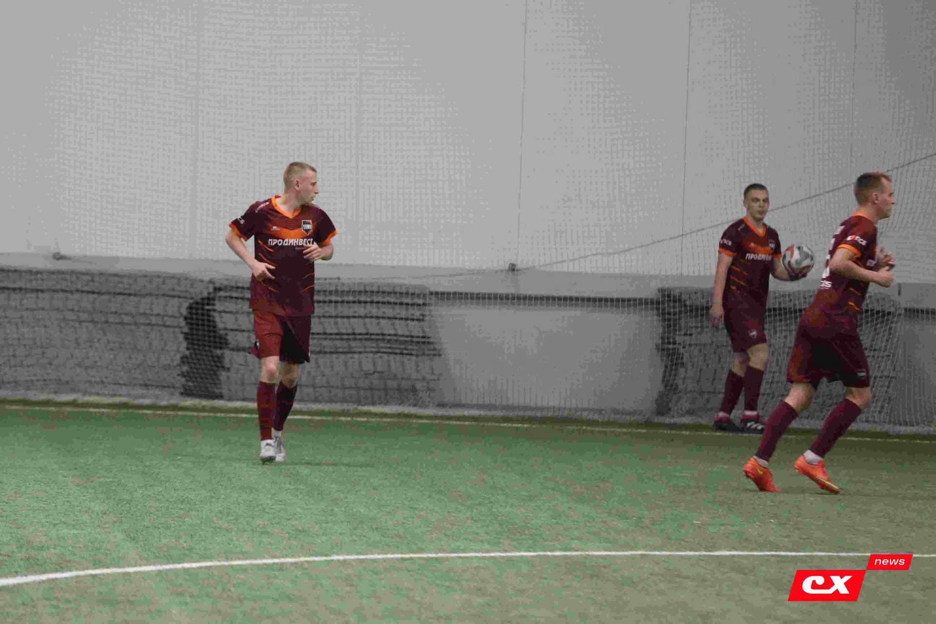 «Темп» 1:1 «КДВ». Третья лига. 26.09.2025. Владимир Мартынов («CX News») и Александр Чёрный («Алтайский спорт») — кадр 188