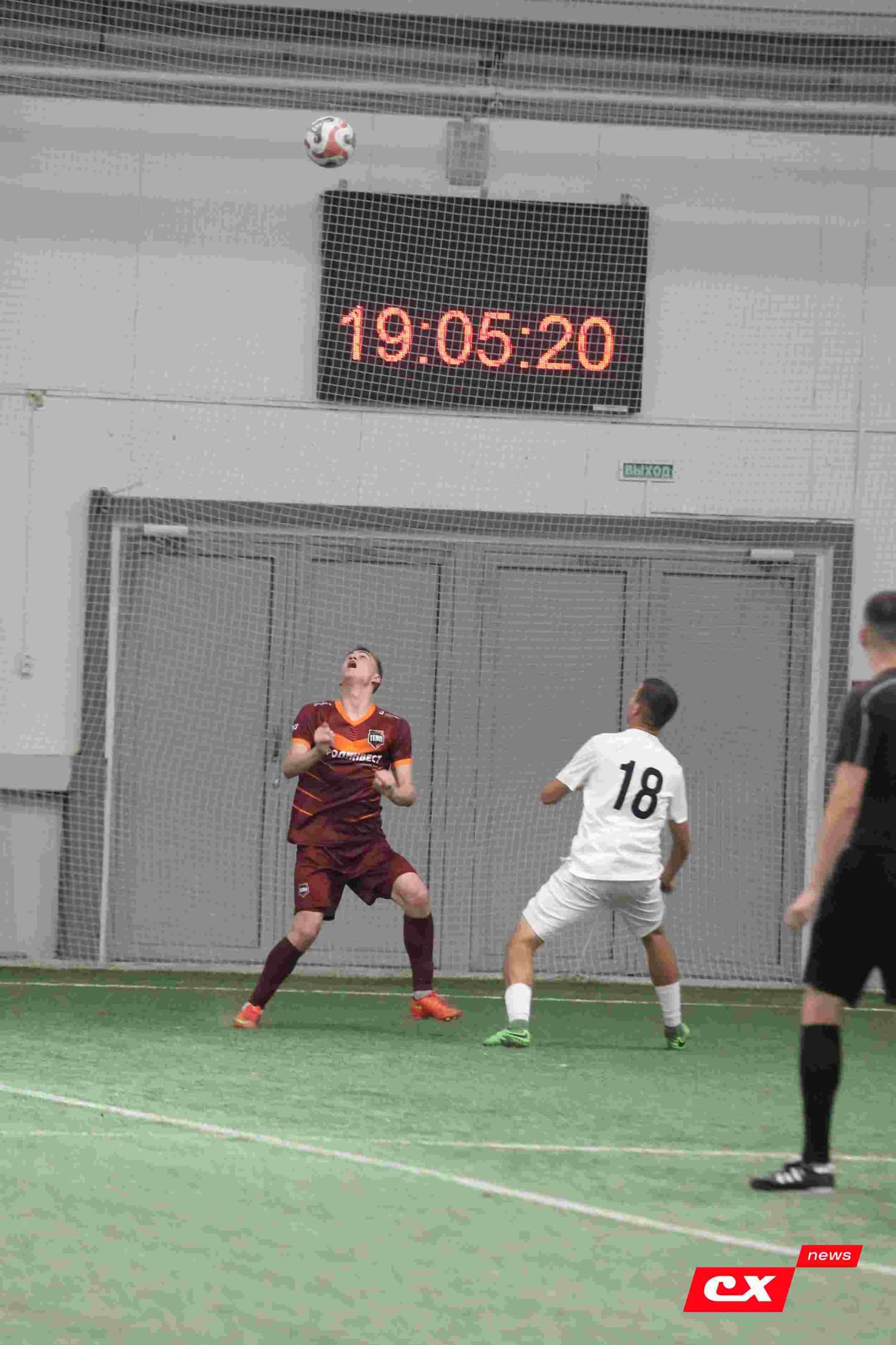 «Темп» 1:1 «КДВ». Третья лига. 26.09.2025. Владимир Мартынов («CX News») и Александр Чёрный («Алтайский спорт») — кадр 189