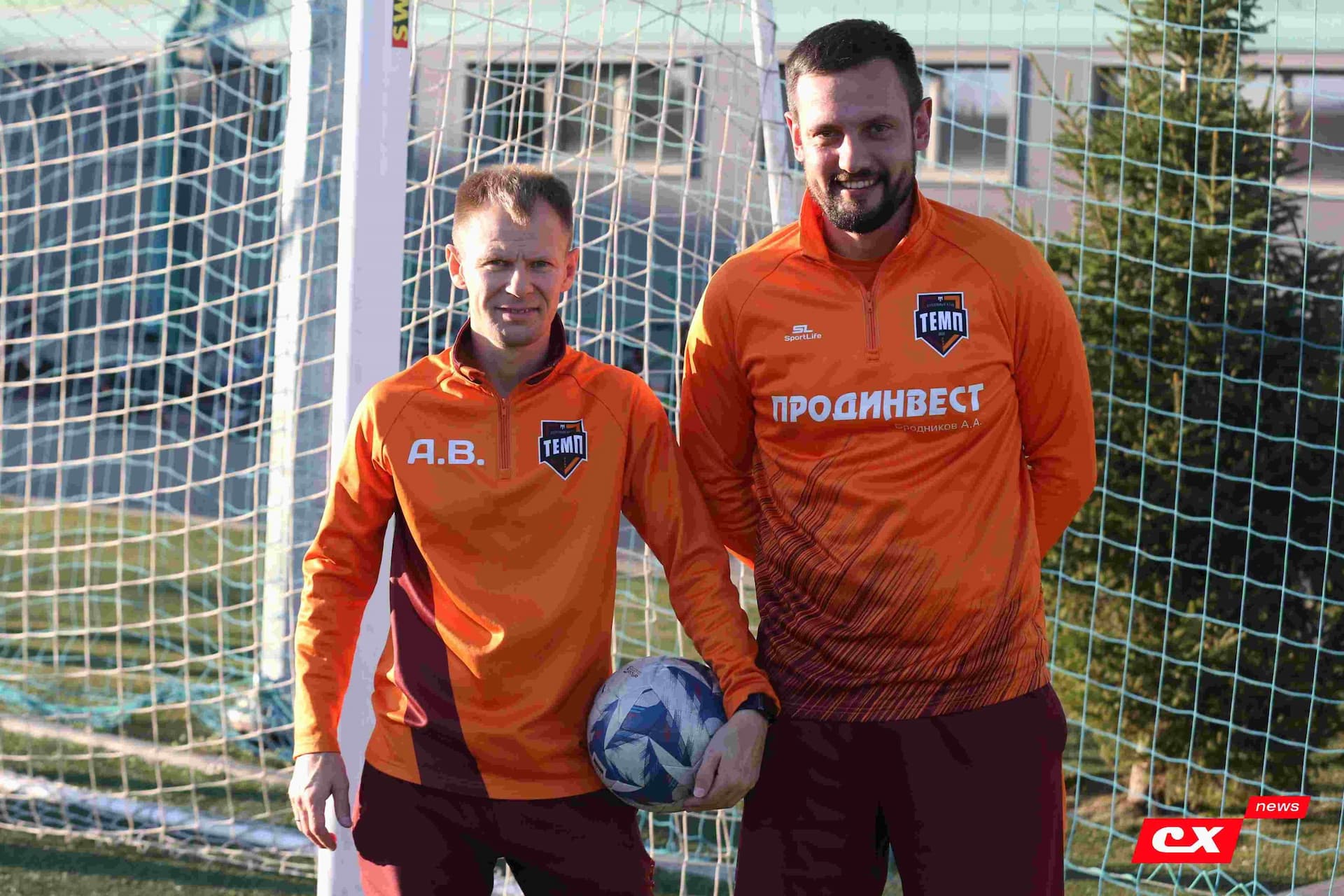 «Темп» 1:1 «КДВ». Третья лига. 26.09.2025. Владимир Мартынов («CX News») и Александр Чёрный («Алтайский спорт») — кадр 24