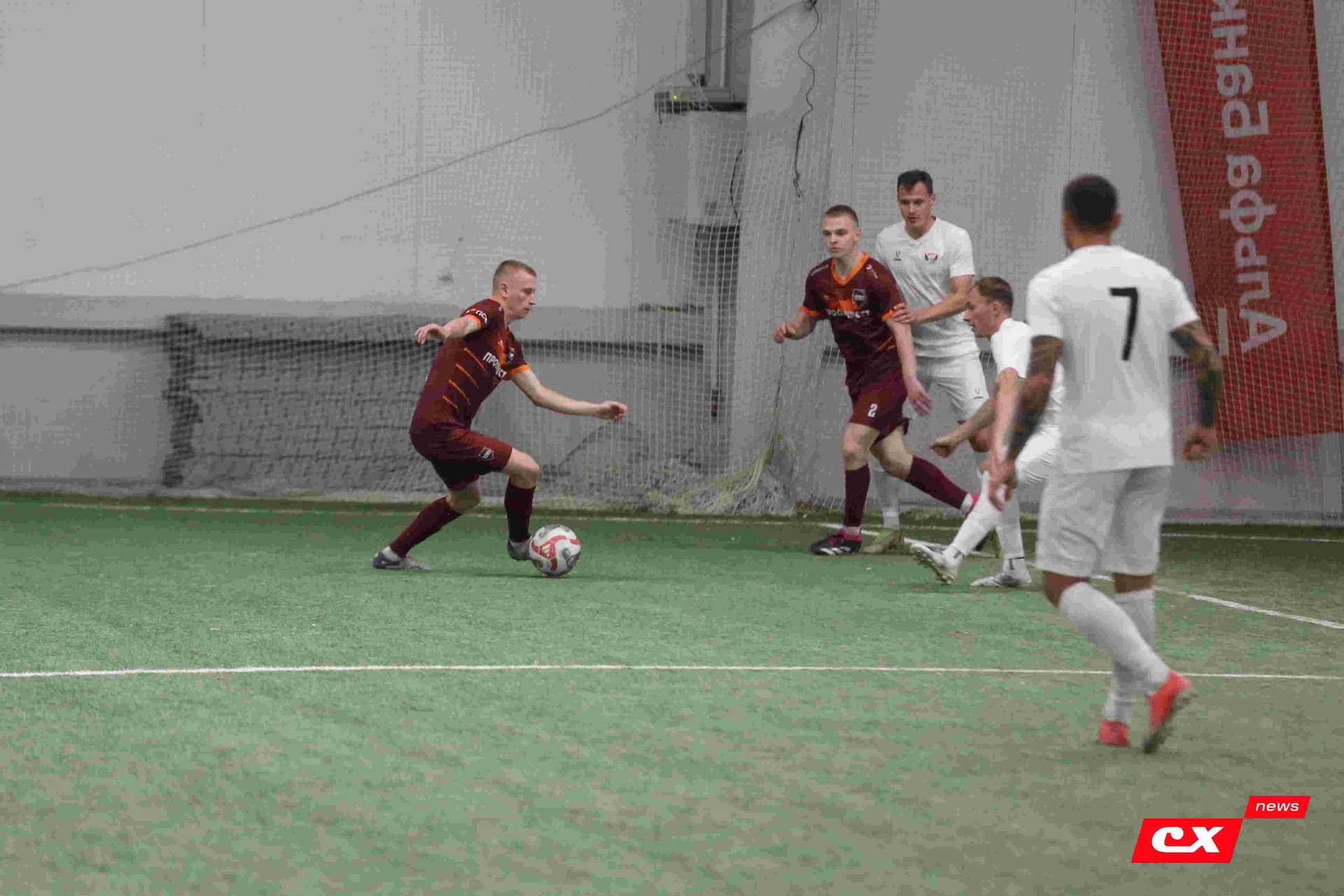 «Темп» 1:1 «КДВ». Третья лига. 26.09.2025. Владимир Мартынов («CX News») и Александр Чёрный («Алтайский спорт») — кадр 191