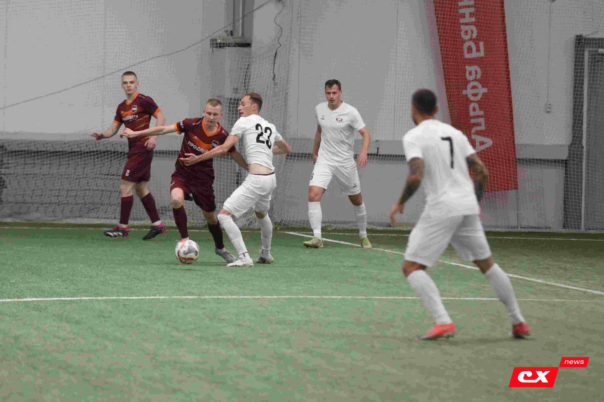 «Темп» 1:1 «КДВ». Третья лига. 26.09.2025. Владимир Мартынов («CX News») и Александр Чёрный («Алтайский спорт») — кадр 192