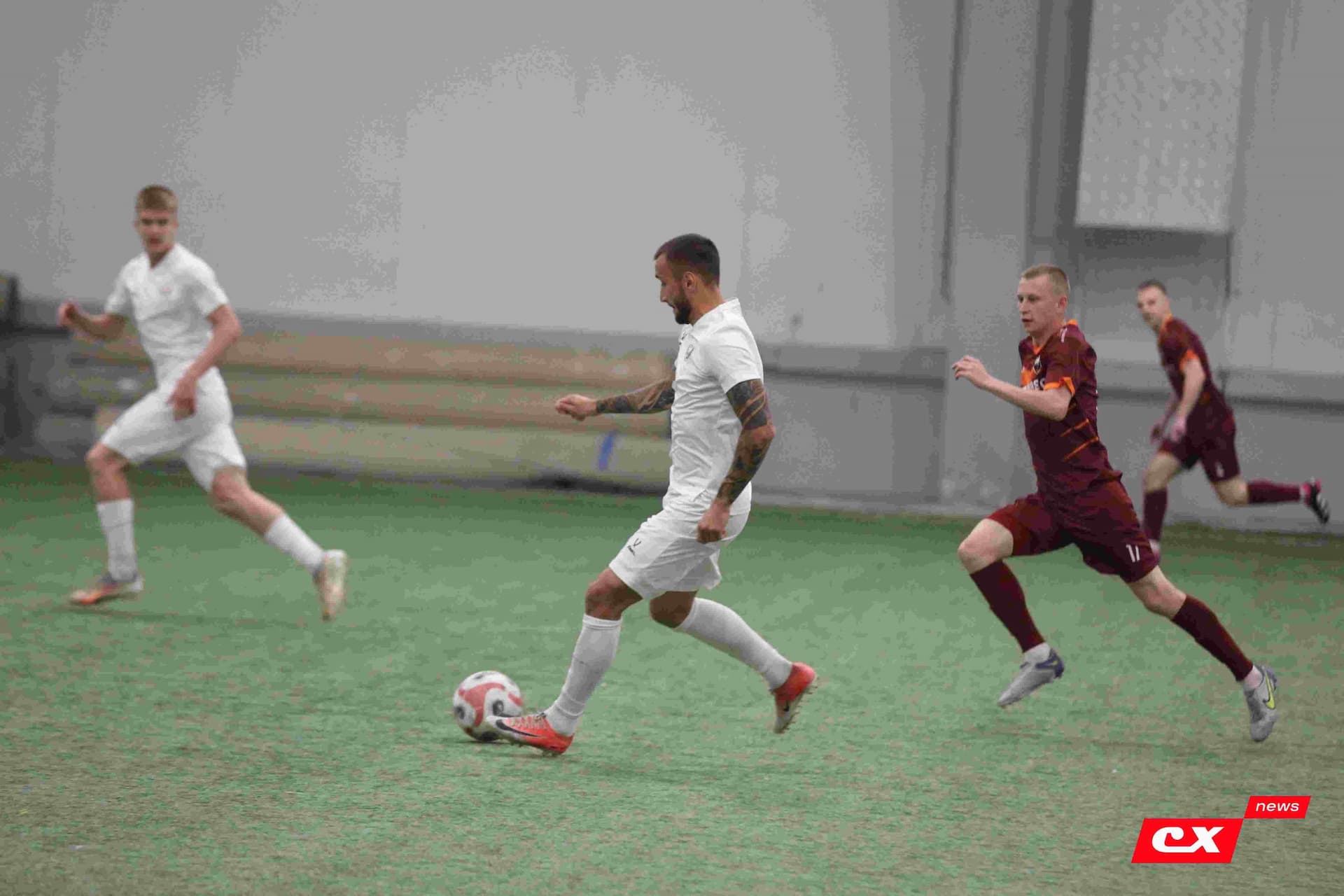 «Темп» 1:1 «КДВ». Третья лига. 26.09.2025. Владимир Мартынов («CX News») и Александр Чёрный («Алтайский спорт») — кадр 194