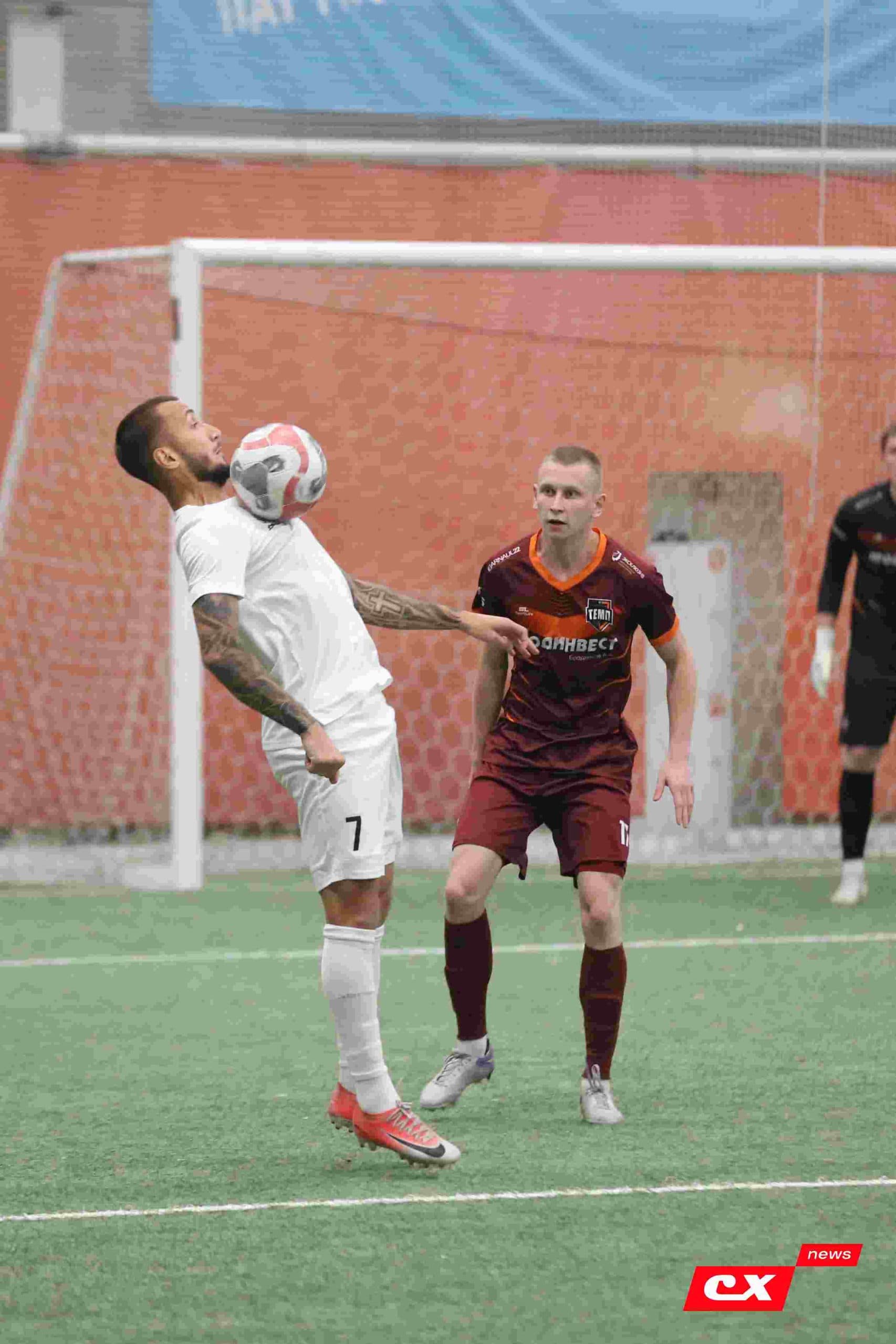 «Темп» 1:1 «КДВ». Третья лига. 26.09.2025. Владимир Мартынов («CX News») и Александр Чёрный («Алтайский спорт») — кадр 200