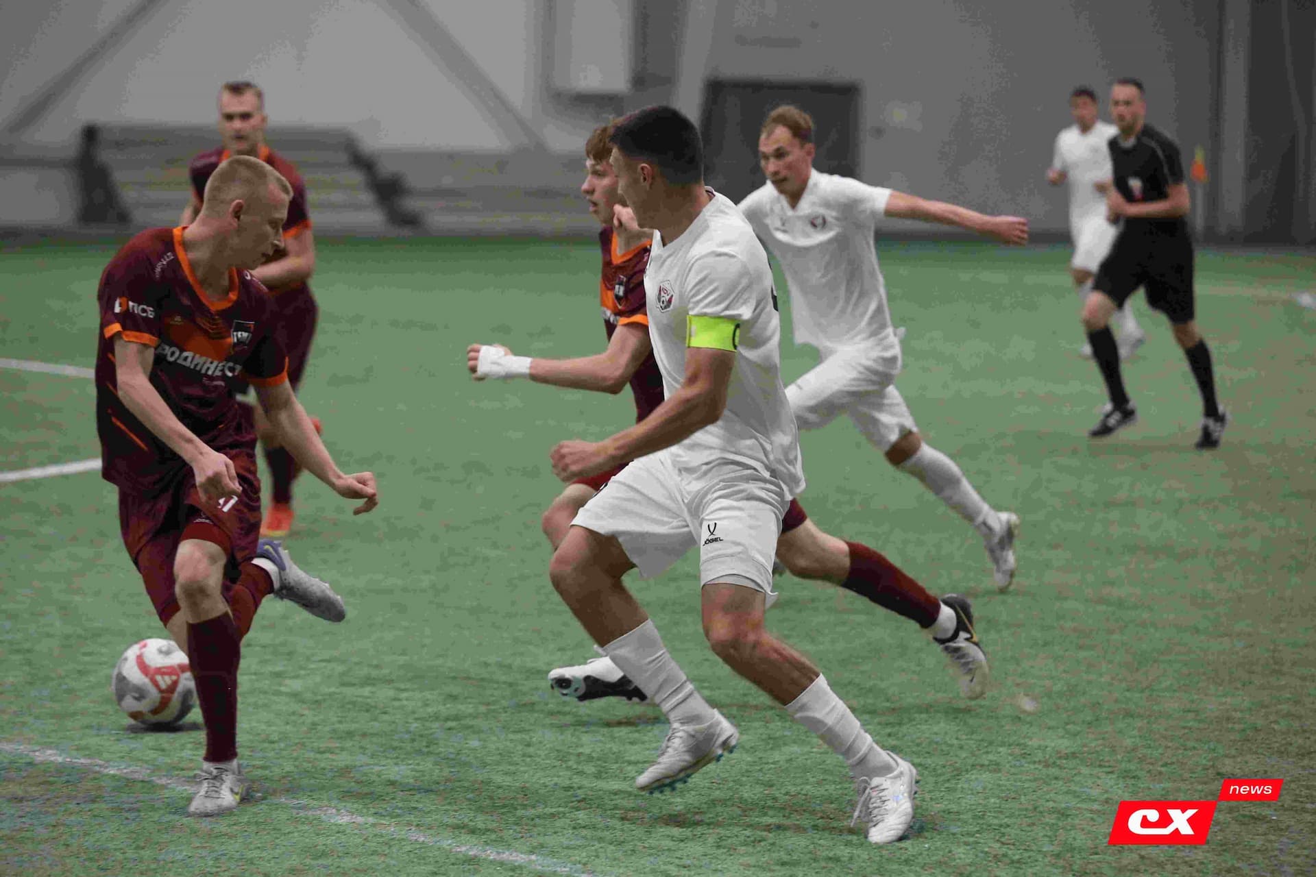 «Темп» 1:1 «КДВ». Третья лига. 26.09.2025. Владимир Мартынов («CX News») и Александр Чёрный («Алтайский спорт») — кадр 203