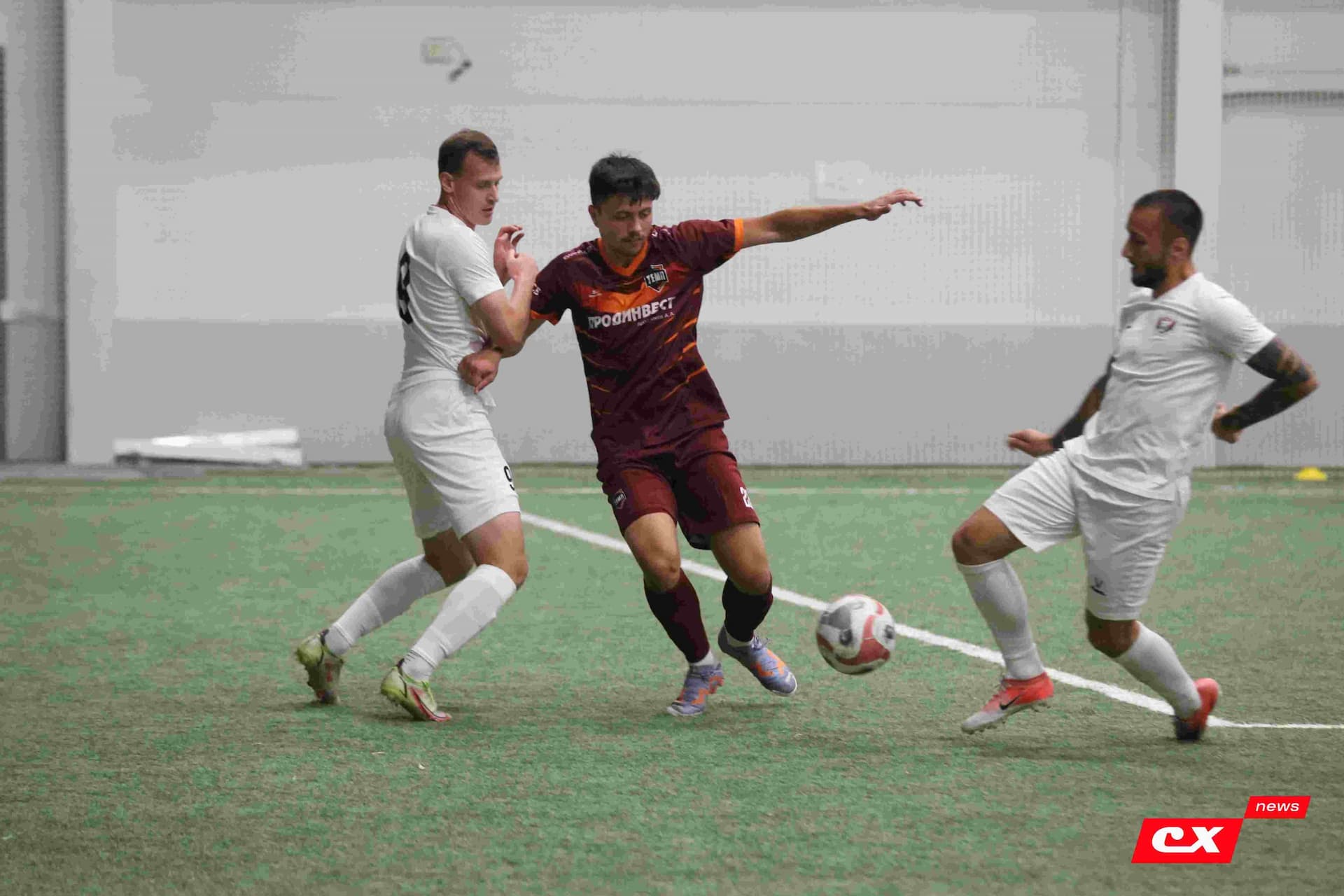 «Темп» 1:1 «КДВ». Третья лига. 26.09.2025. Владимир Мартынов («CX News») и Александр Чёрный («Алтайский спорт») — кадр 217