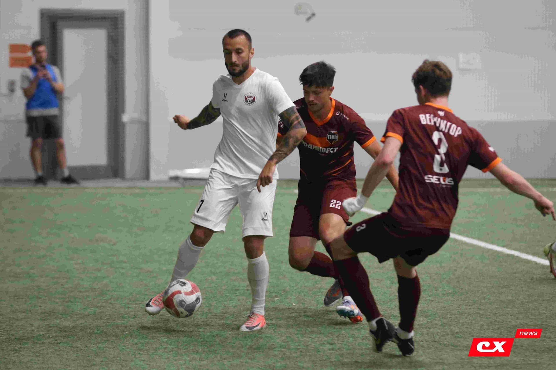 «Темп» 1:1 «КДВ». Третья лига. 26.09.2025. Владимир Мартынов («CX News») и Александр Чёрный («Алтайский спорт») — кадр 218