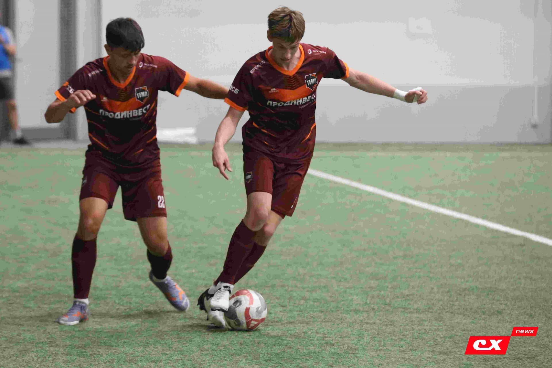«Темп» 1:1 «КДВ». Третья лига. 26.09.2025. Владимир Мартынов («CX News») и Александр Чёрный («Алтайский спорт») — кадр 219