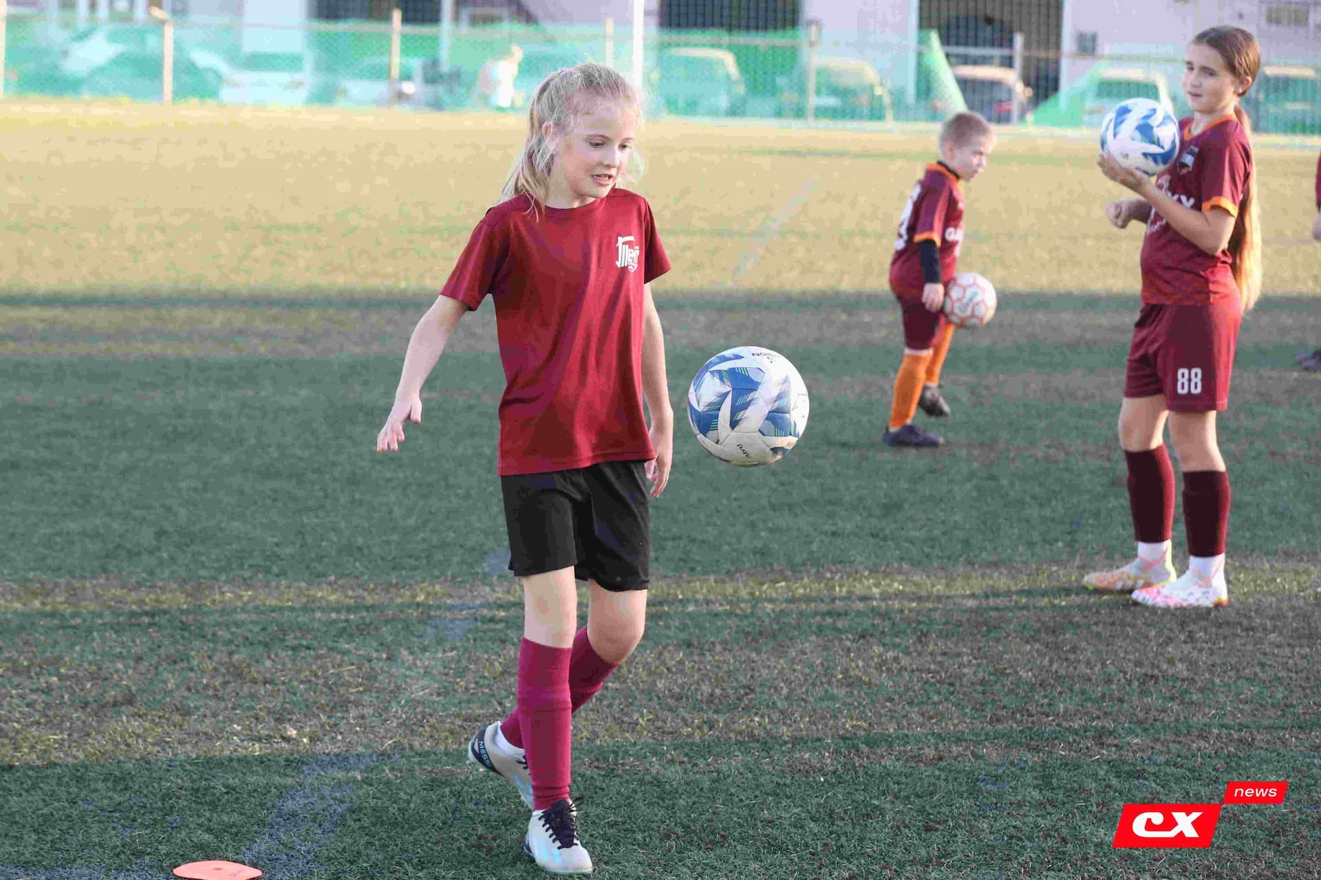 «Темп» 1:1 «КДВ». Третья лига. 26.09.2025. Владимир Мартынов («CX News») и Александр Чёрный («Алтайский спорт») — кадр 27