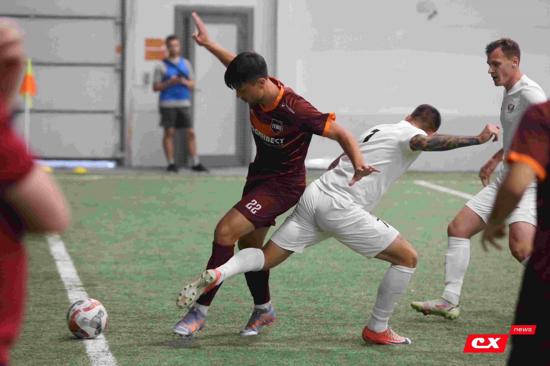 «Темп» 1:1 «КДВ». Третья лига. 26.09.2025. Владимир Мартынов («CX News») и Александр Чёрный («Алтайский спорт») — кадр 221