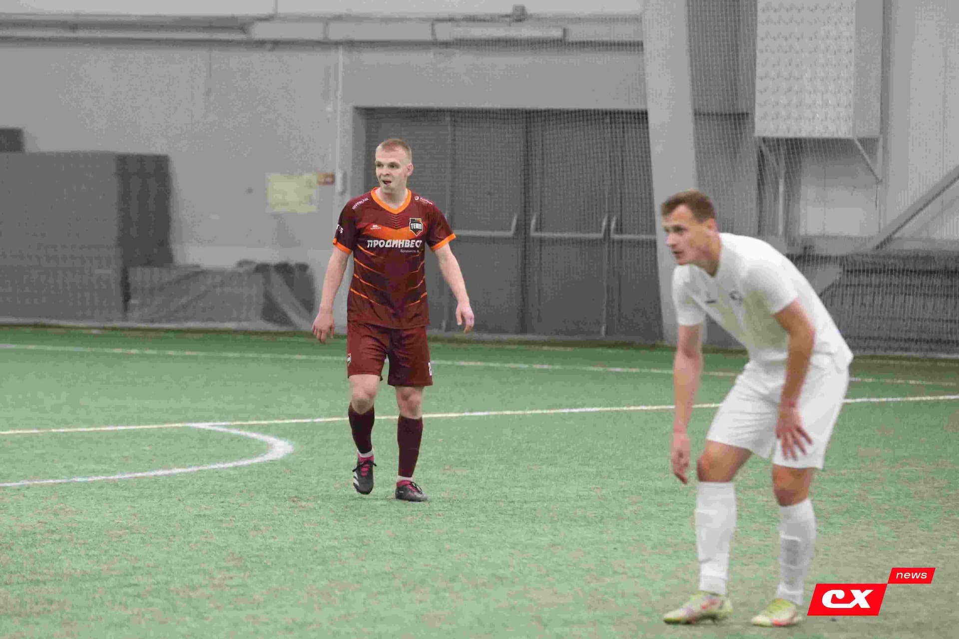 «Темп» 1:1 «КДВ». Третья лига. 26.09.2025. Владимир Мартынов («CX News») и Александр Чёрный («Алтайский спорт») — кадр 223