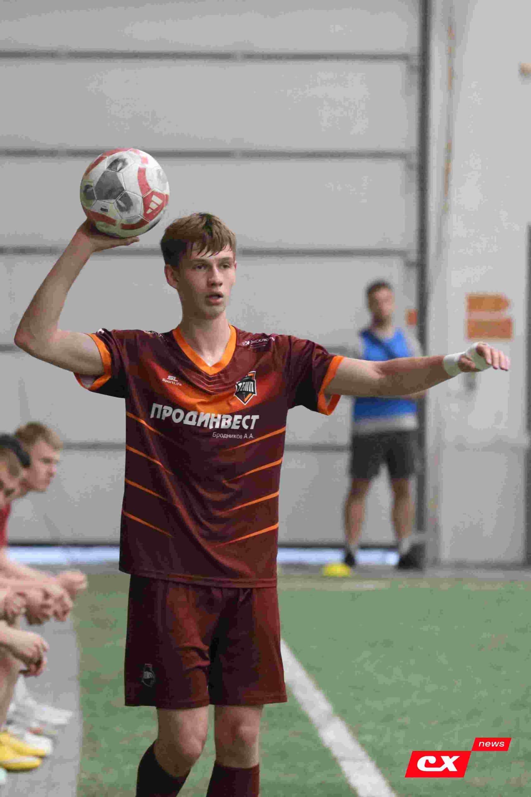 «Темп» 1:1 «КДВ». Третья лига. 26.09.2025. Владимир Мартынов («CX News») и Александр Чёрный («Алтайский спорт») — кадр 224