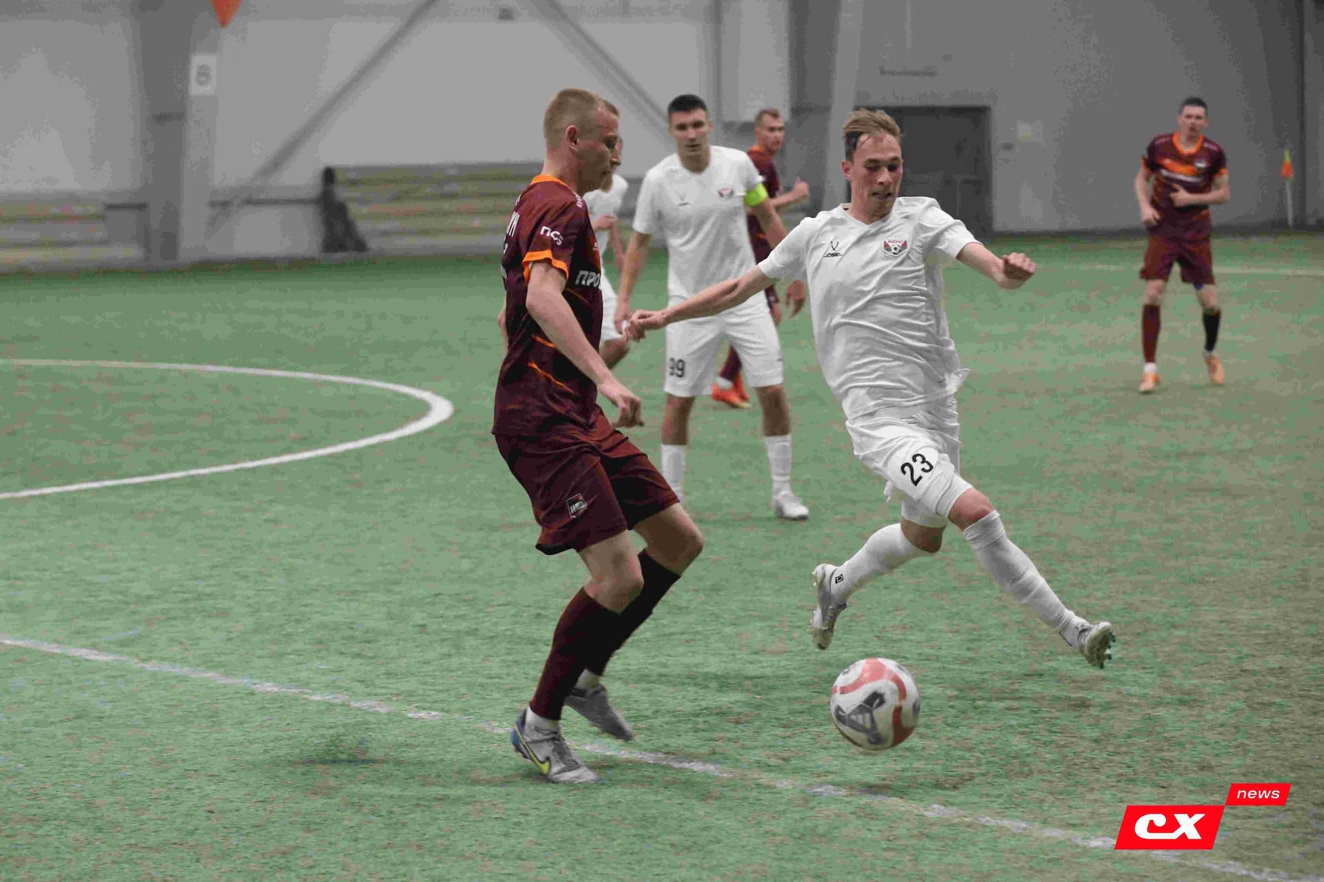 «Темп» 1:1 «КДВ». Третья лига. 26.09.2025. Владимир Мартынов («CX News») и Александр Чёрный («Алтайский спорт») — кадр 229