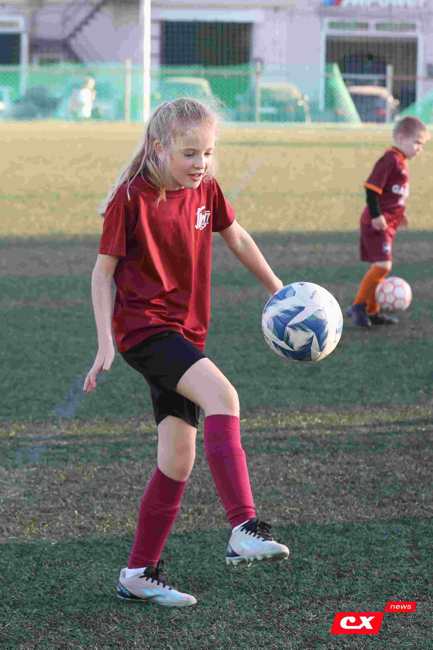 «Темп» 1:1 «КДВ». Третья лига. 26.09.2025. Владимир Мартынов («CX News») и Александр Чёрный («Алтайский спорт») — кадр 28