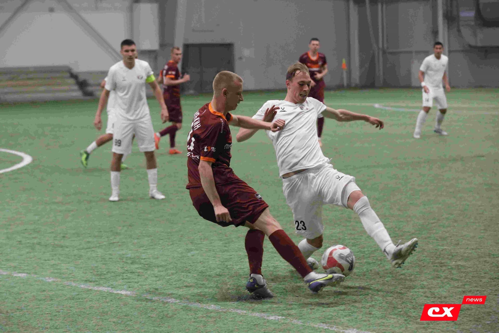 «Темп» 1:1 «КДВ». Третья лига. 26.09.2025. Владимир Мартынов («CX News») и Александр Чёрный («Алтайский спорт») — кадр 230