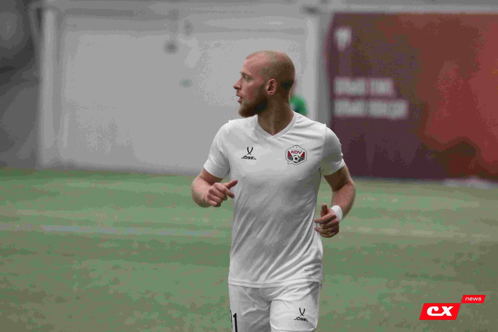 «Темп» 1:1 «КДВ». Третья лига. 26.09.2025. Владимир Мартынов («CX News») и Александр Чёрный («Алтайский спорт») — кадр 232