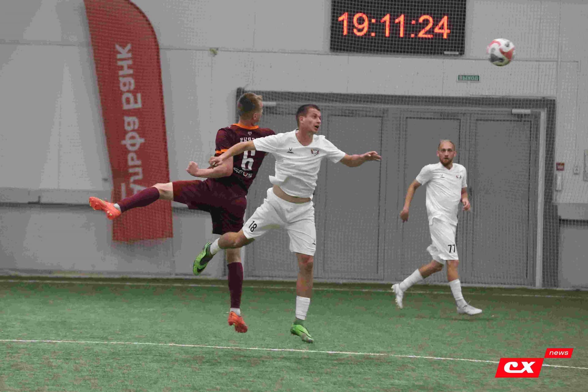 «Темп» 1:1 «КДВ». Третья лига. 26.09.2025. Владимир Мартынов («CX News») и Александр Чёрный («Алтайский спорт») — кадр 233