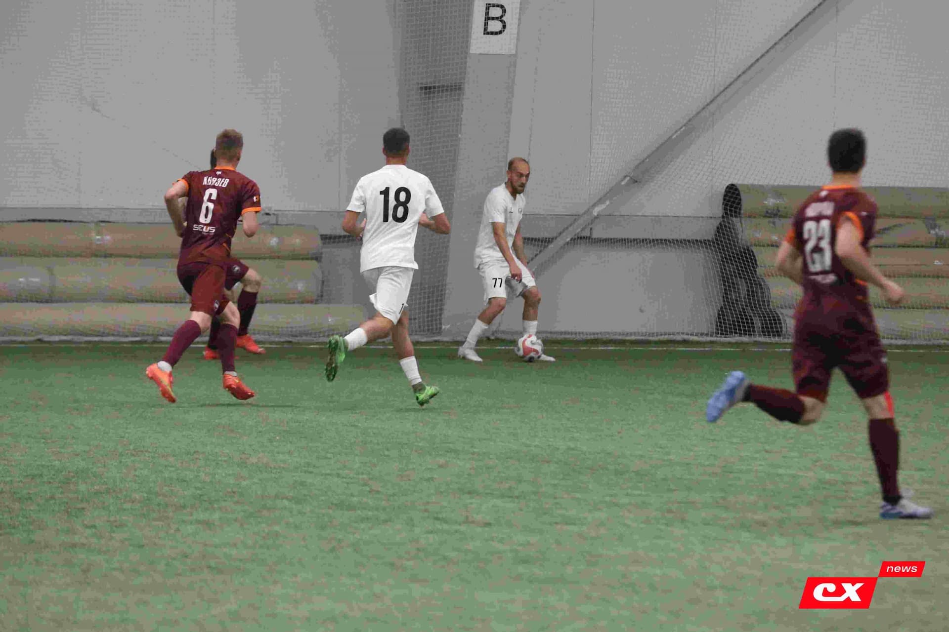 «Темп» 1:1 «КДВ». Третья лига. 26.09.2025. Владимир Мартынов («CX News») и Александр Чёрный («Алтайский спорт») — кадр 234