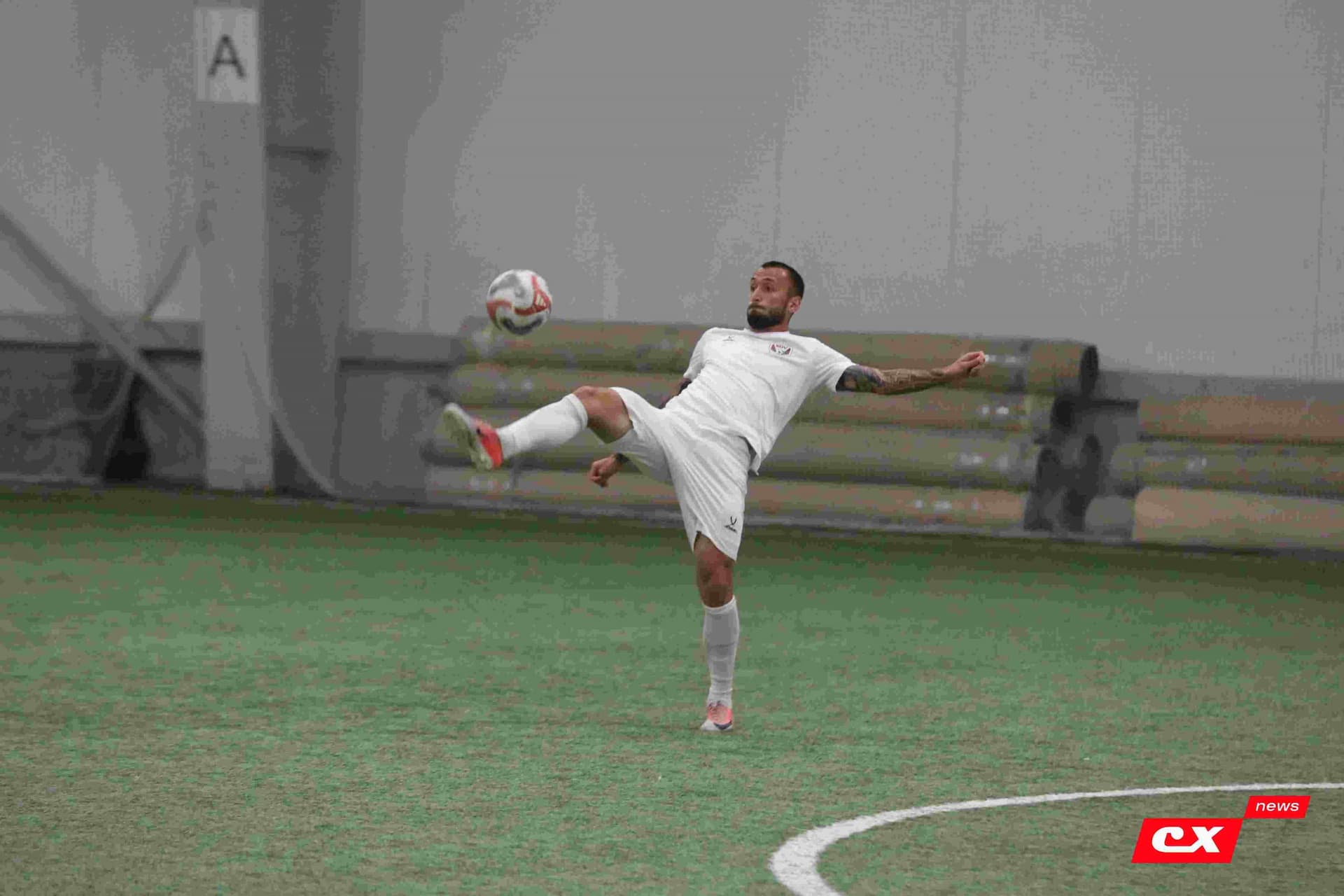 «Темп» 1:1 «КДВ». Третья лига. 26.09.2025. Владимир Мартынов («CX News») и Александр Чёрный («Алтайский спорт») — кадр 235