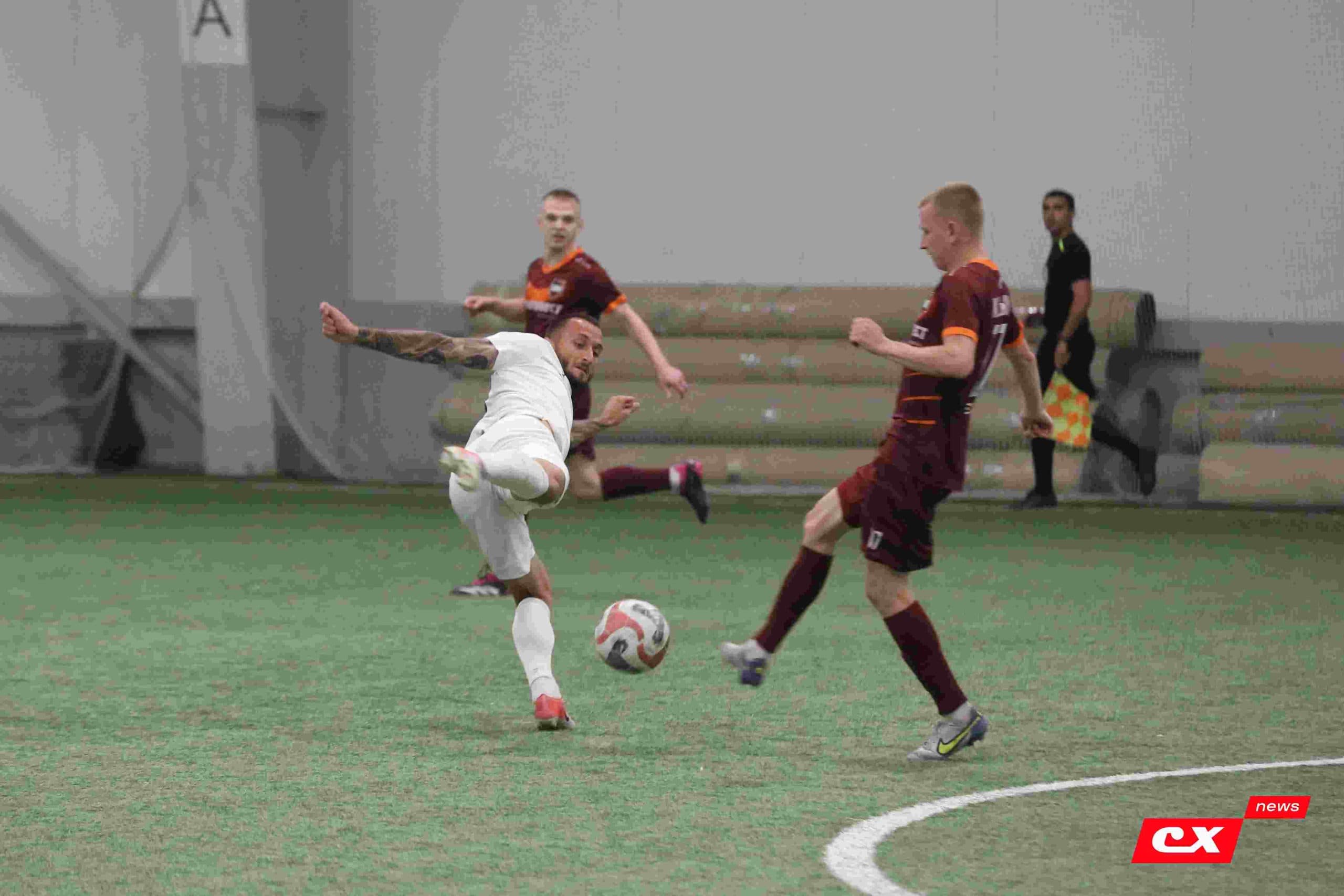 «Темп» 1:1 «КДВ». Третья лига. 26.09.2025. Владимир Мартынов («CX News») и Александр Чёрный («Алтайский спорт») — фото 2