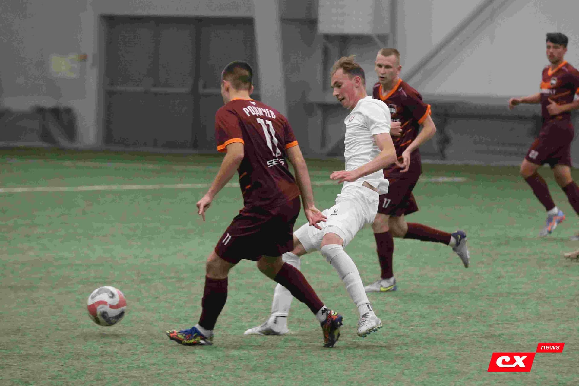 «Темп» 1:1 «КДВ». Третья лига. 26.09.2025. Владимир Мартынов («CX News») и Александр Чёрный («Алтайский спорт») — кадр 237