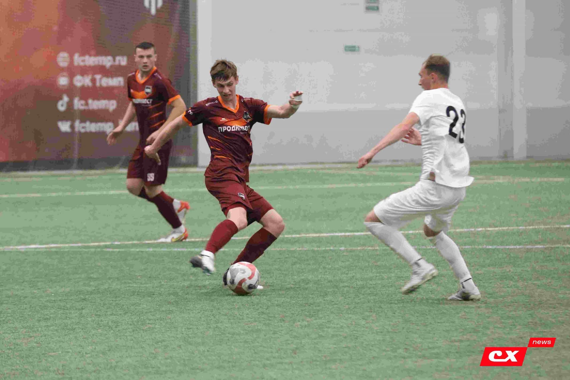 «Темп» 1:1 «КДВ». Третья лига. 26.09.2025. Владимир Мартынов («CX News») и Александр Чёрный («Алтайский спорт») — кадр 238