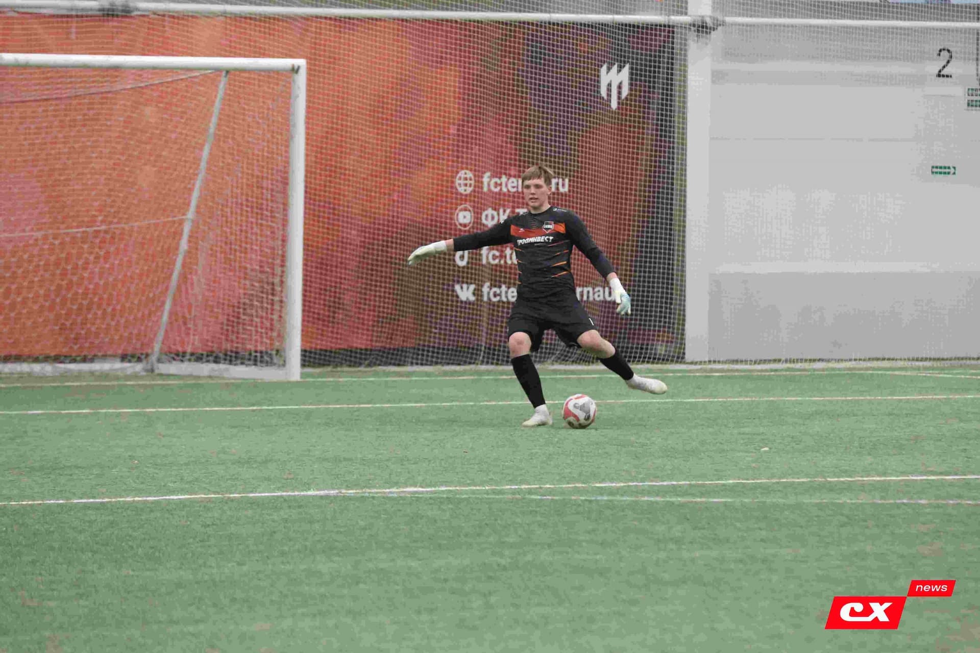 «Темп» 1:1 «КДВ». Третья лига. 26.09.2025. Владимир Мартынов («CX News») и Александр Чёрный («Алтайский спорт») — кадр 239