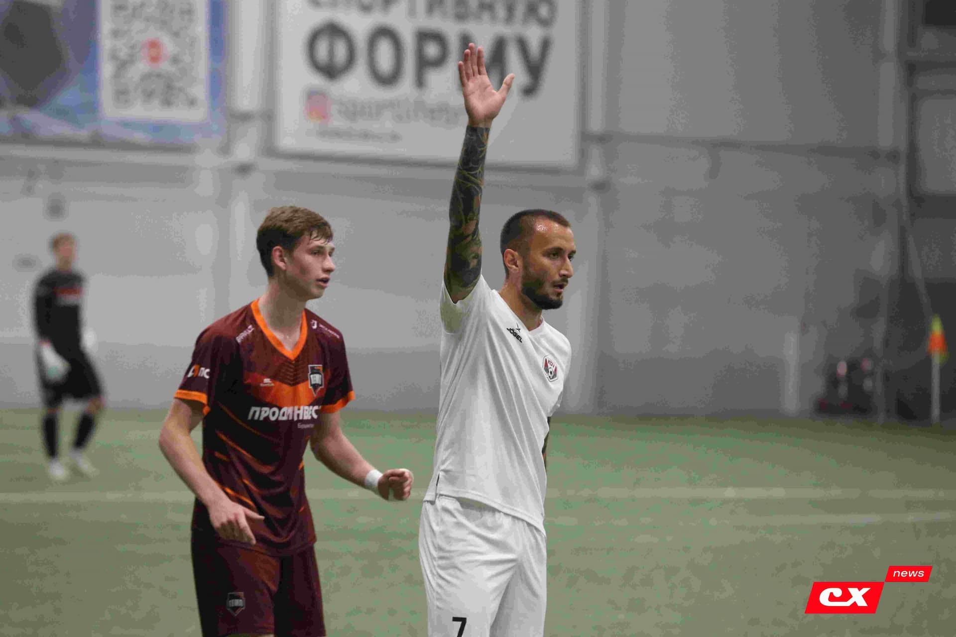 «Темп» 1:1 «КДВ». Третья лига. 26.09.2025. Владимир Мартынов («CX News») и Александр Чёрный («Алтайский спорт») — кадр 241