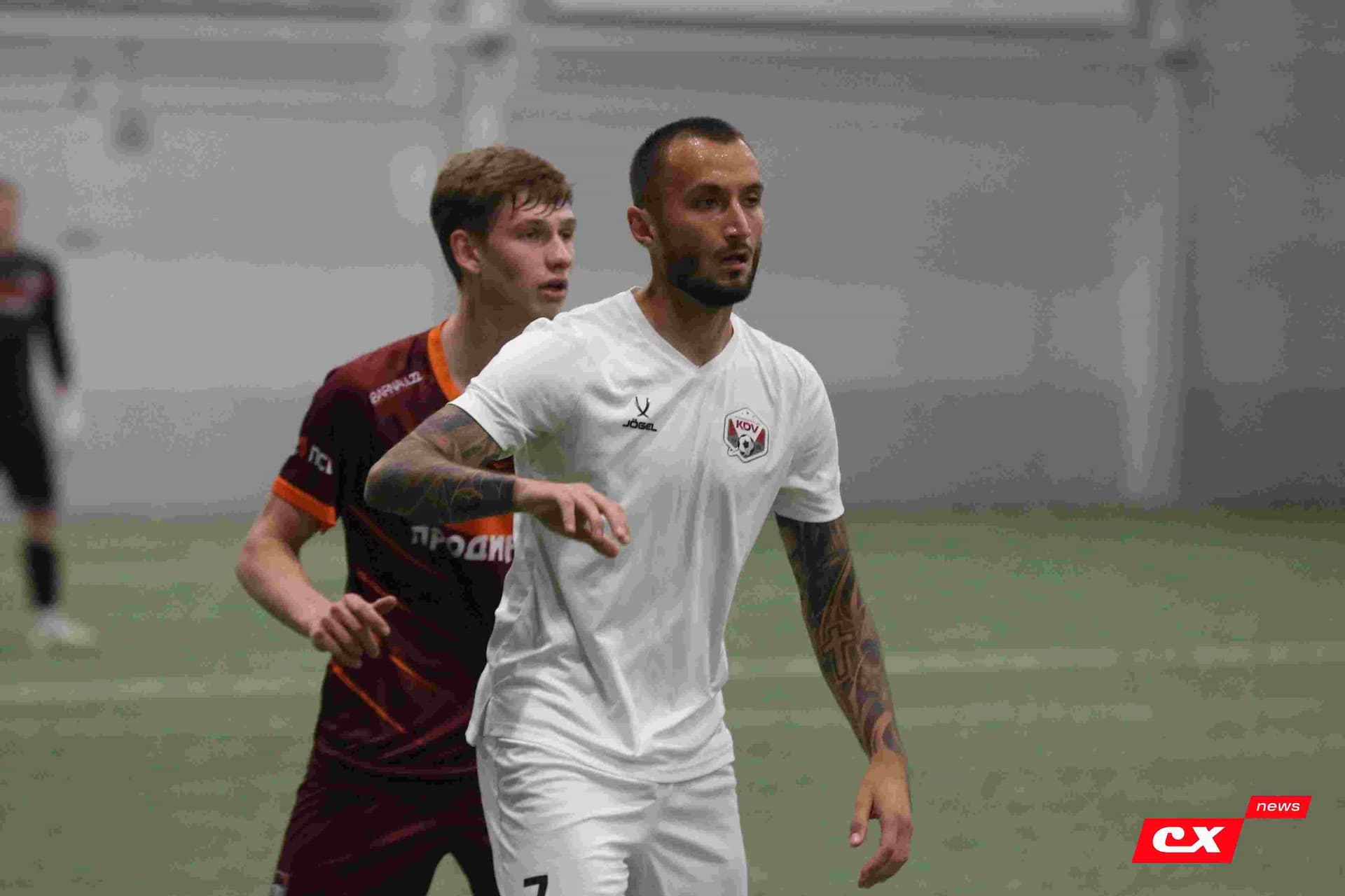 «Темп» 1:1 «КДВ». Третья лига. 26.09.2025. Владимир Мартынов («CX News») и Александр Чёрный («Алтайский спорт») — кадр 242