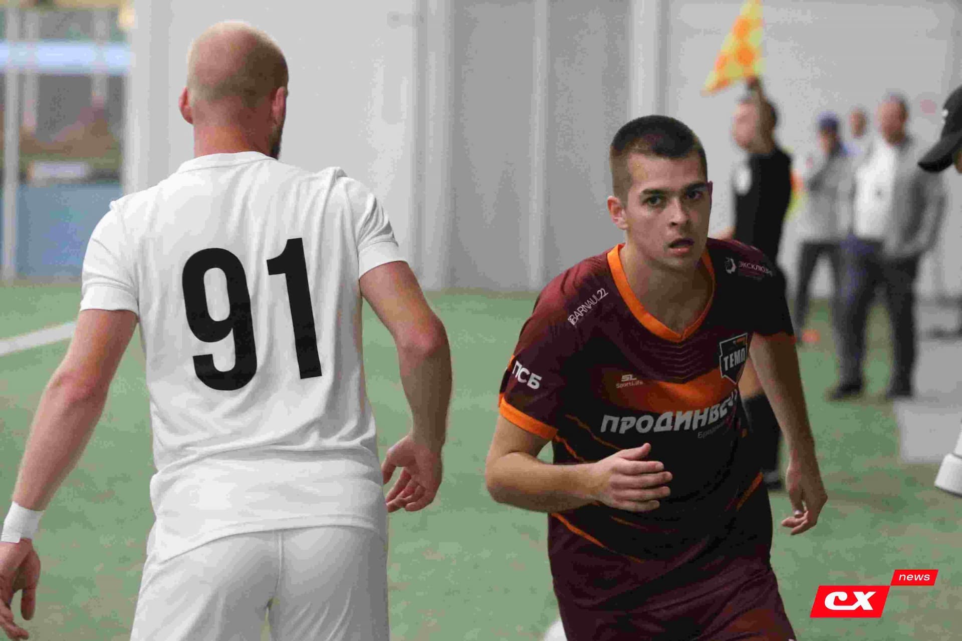 «Темп» 1:1 «КДВ». Третья лига. 26.09.2025. Владимир Мартынов («CX News») и Александр Чёрный («Алтайский спорт») — кадр 243
