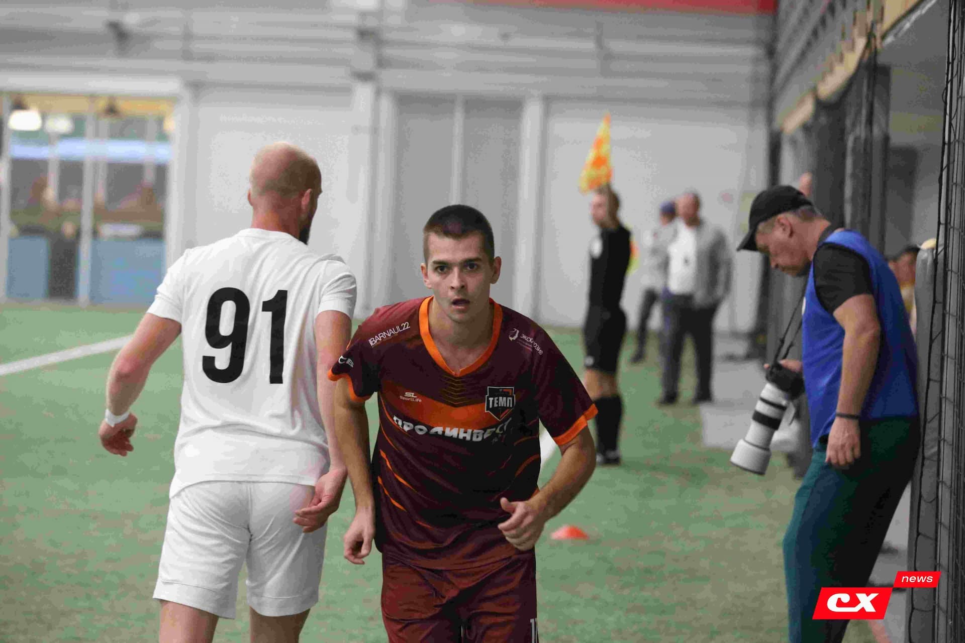 «Темп» 1:1 «КДВ». Третья лига. 26.09.2025. Владимир Мартынов («CX News») и Александр Чёрный («Алтайский спорт») — кадр 244