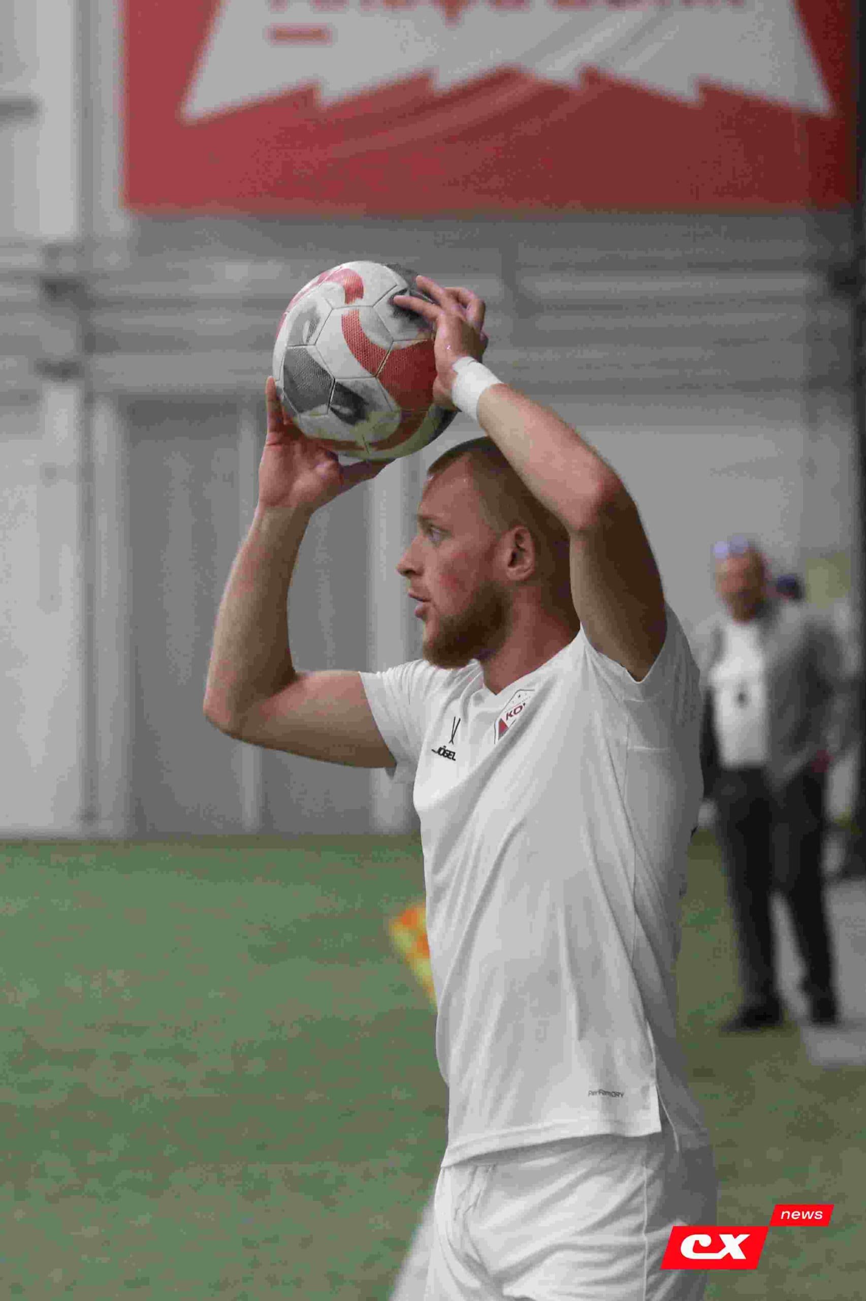 «Темп» 1:1 «КДВ». Третья лига. 26.09.2025. Владимир Мартынов («CX News») и Александр Чёрный («Алтайский спорт») — кадр 245