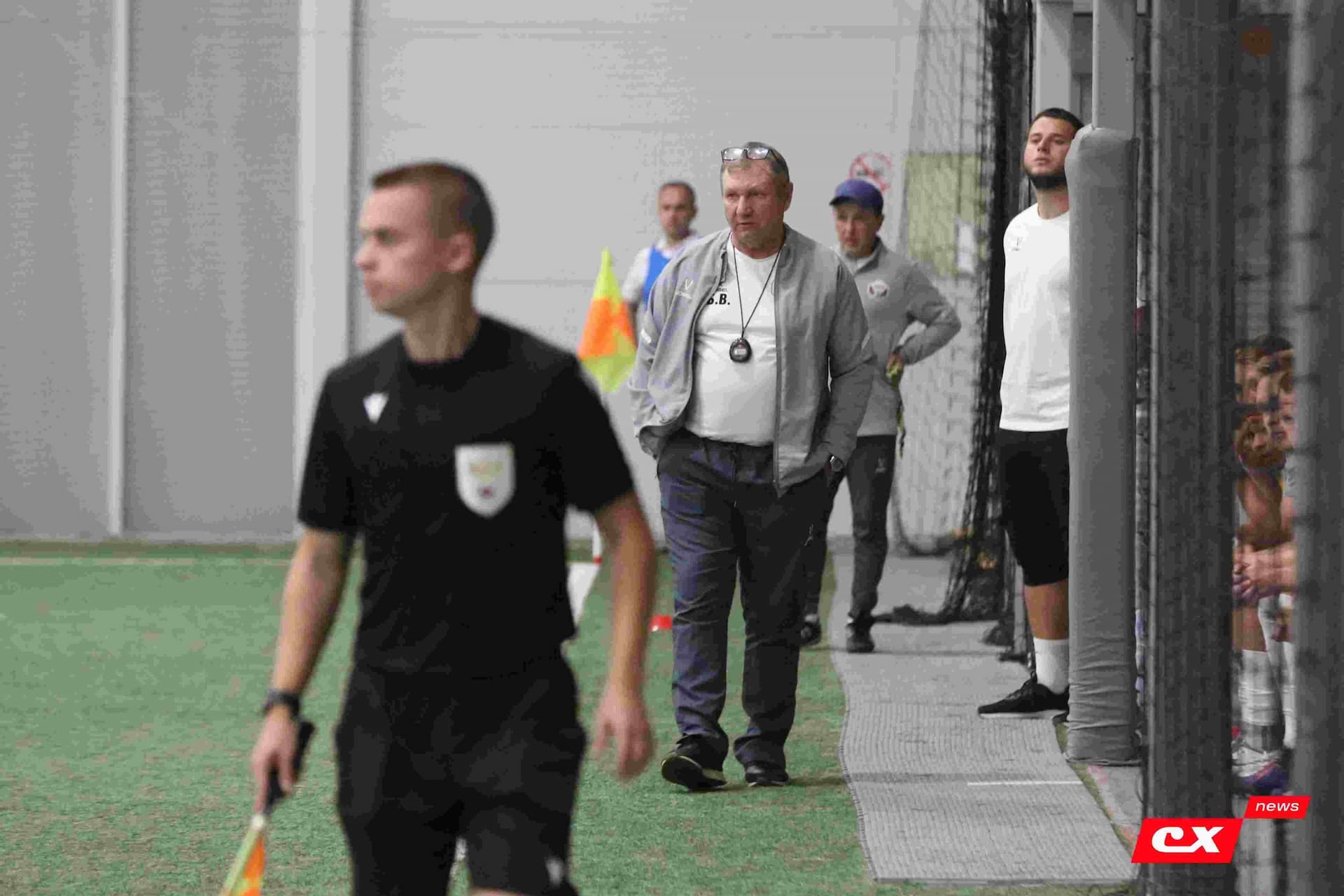 «Темп» 1:1 «КДВ». Третья лига. 26.09.2025. Владимир Мартынов («CX News») и Александр Чёрный («Алтайский спорт») — кадр 246