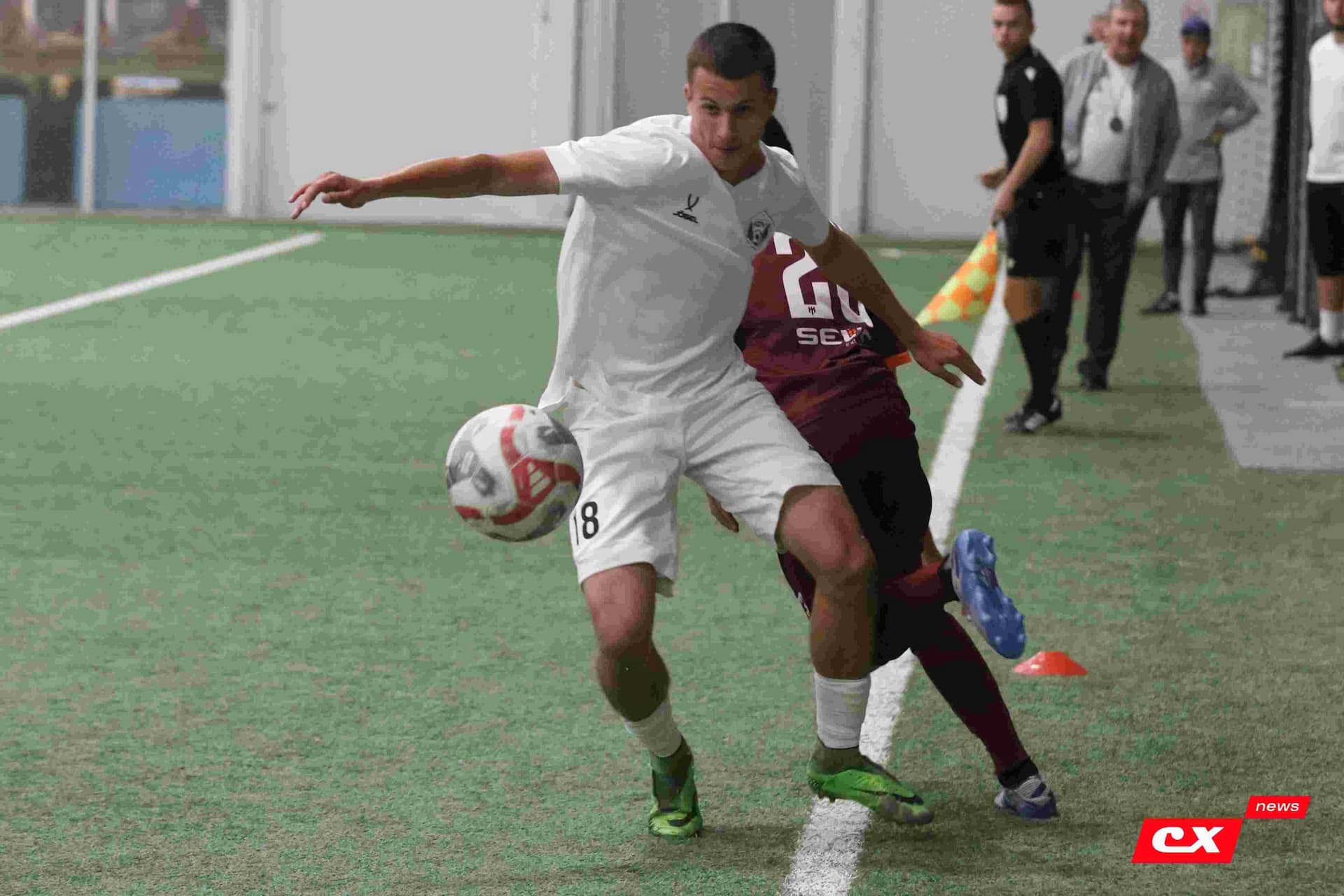 «Темп» 1:1 «КДВ». Третья лига. 26.09.2025. Владимир Мартынов («CX News») и Александр Чёрный («Алтайский спорт») — кадр 248