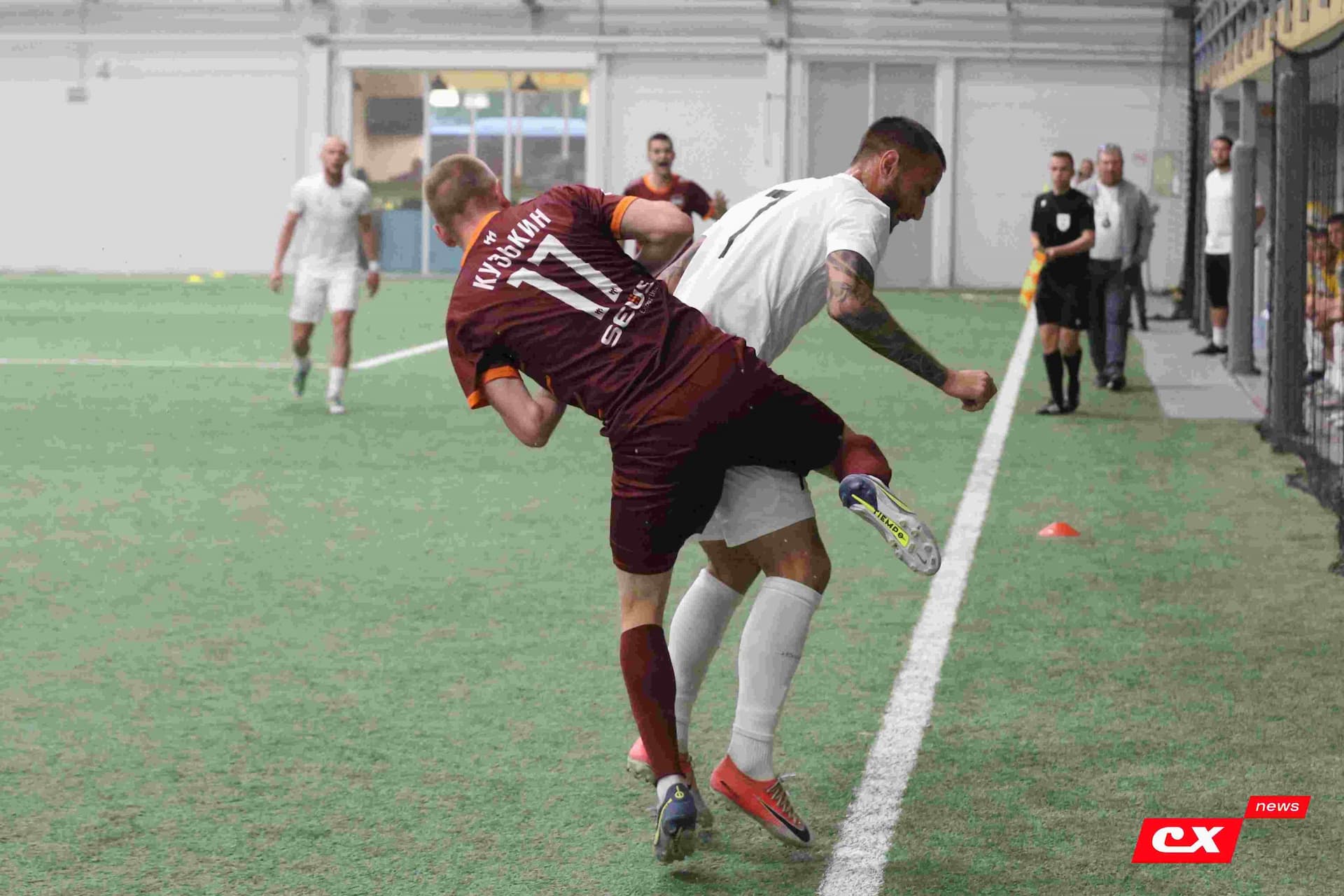 «Темп» 1:1 «КДВ». Третья лига. 26.09.2025. Владимир Мартынов («CX News») и Александр Чёрный («Алтайский спорт») — кадр 249