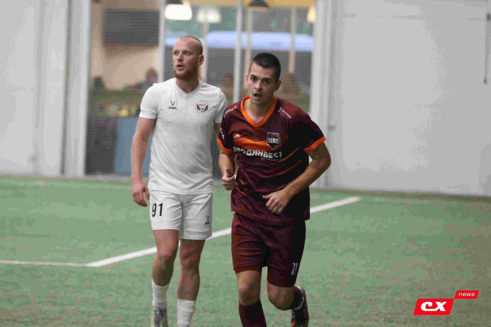 «Темп» 1:1 «КДВ». Третья лига. 26.09.2025. Владимир Мартынов («CX News») и Александр Чёрный («Алтайский спорт») — кадр 250