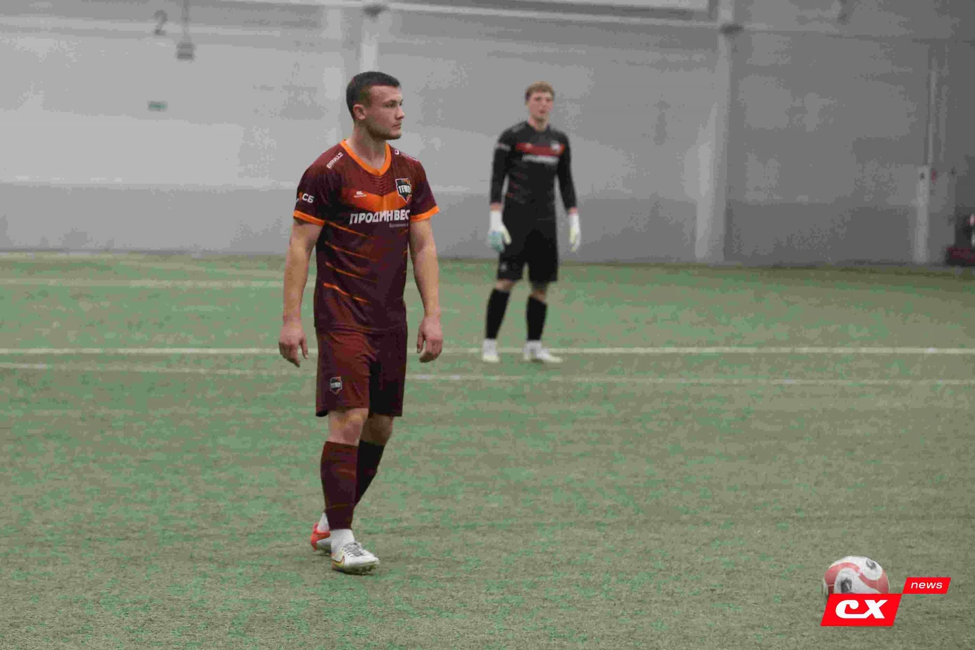 «Темп» 1:1 «КДВ». Третья лига. 26.09.2025. Владимир Мартынов («CX News») и Александр Чёрный («Алтайский спорт») — кадр 252