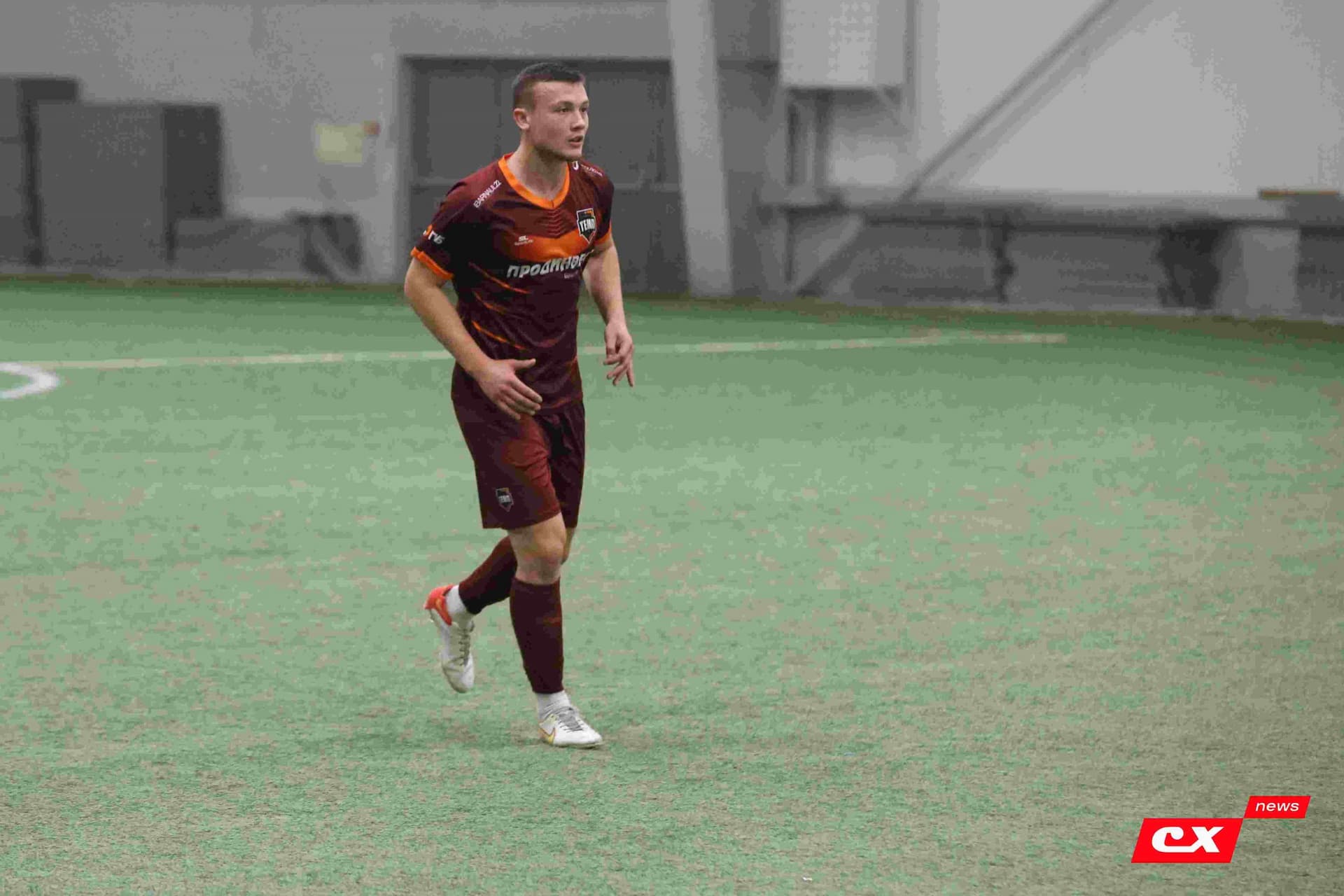 «Темп» 1:1 «КДВ». Третья лига. 26.09.2025. Владимир Мартынов («CX News») и Александр Чёрный («Алтайский спорт») — кадр 254