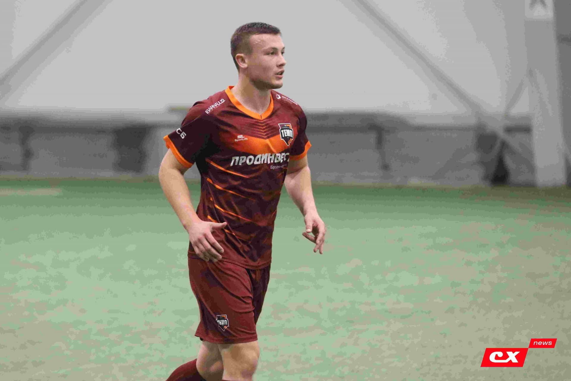 «Темп» 1:1 «КДВ». Третья лига. 26.09.2025. Владимир Мартынов («CX News») и Александр Чёрный («Алтайский спорт») — кадр 256