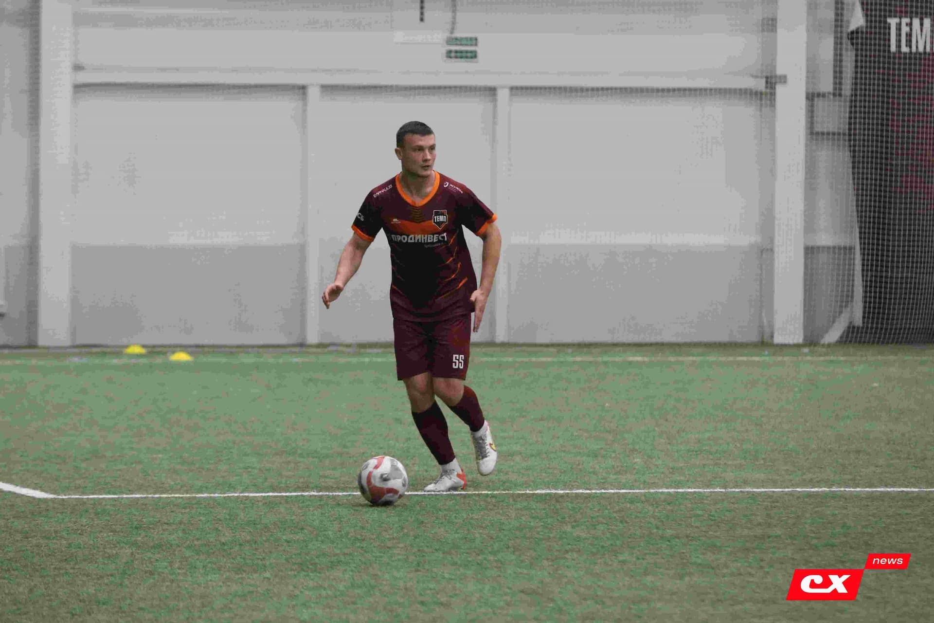 «Темп» 1:1 «КДВ». Третья лига. 26.09.2025. Владимир Мартынов («CX News») и Александр Чёрный («Алтайский спорт») — кадр 258