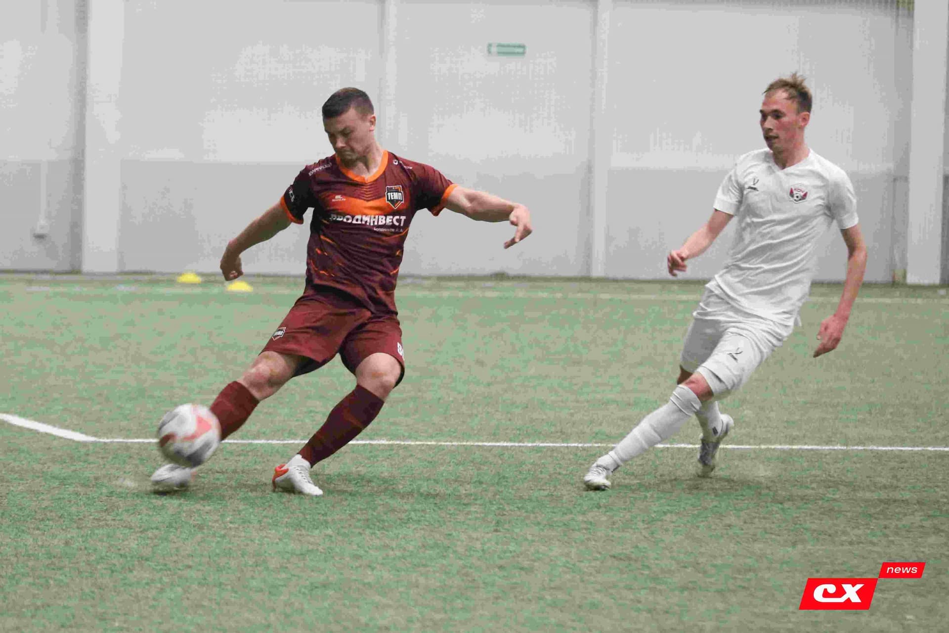 «Темп» 1:1 «КДВ». Третья лига. 26.09.2025. Владимир Мартынов («CX News») и Александр Чёрный («Алтайский спорт») — кадр 259