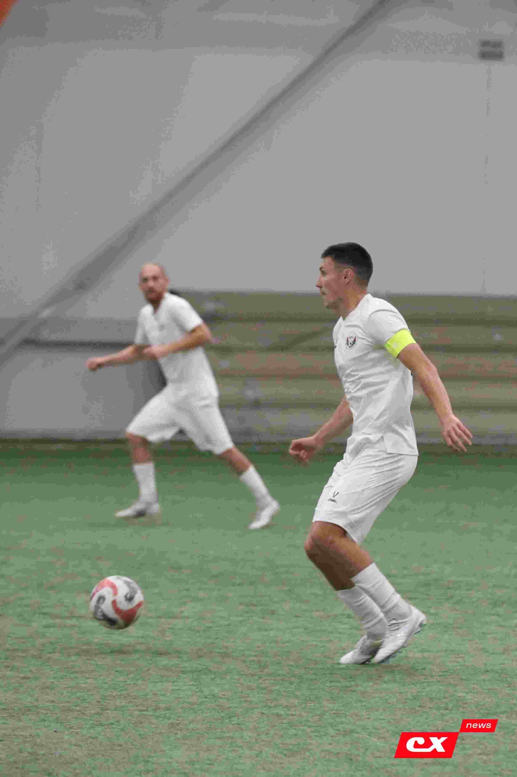 «Темп» 1:1 «КДВ». Третья лига. 26.09.2025. Владимир Мартынов («CX News») и Александр Чёрный («Алтайский спорт») — кадр 260