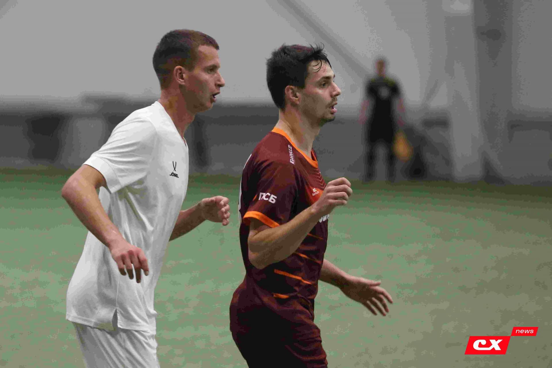 «Темп» 1:1 «КДВ». Третья лига. 26.09.2025. Владимир Мартынов («CX News») и Александр Чёрный («Алтайский спорт») — кадр 261