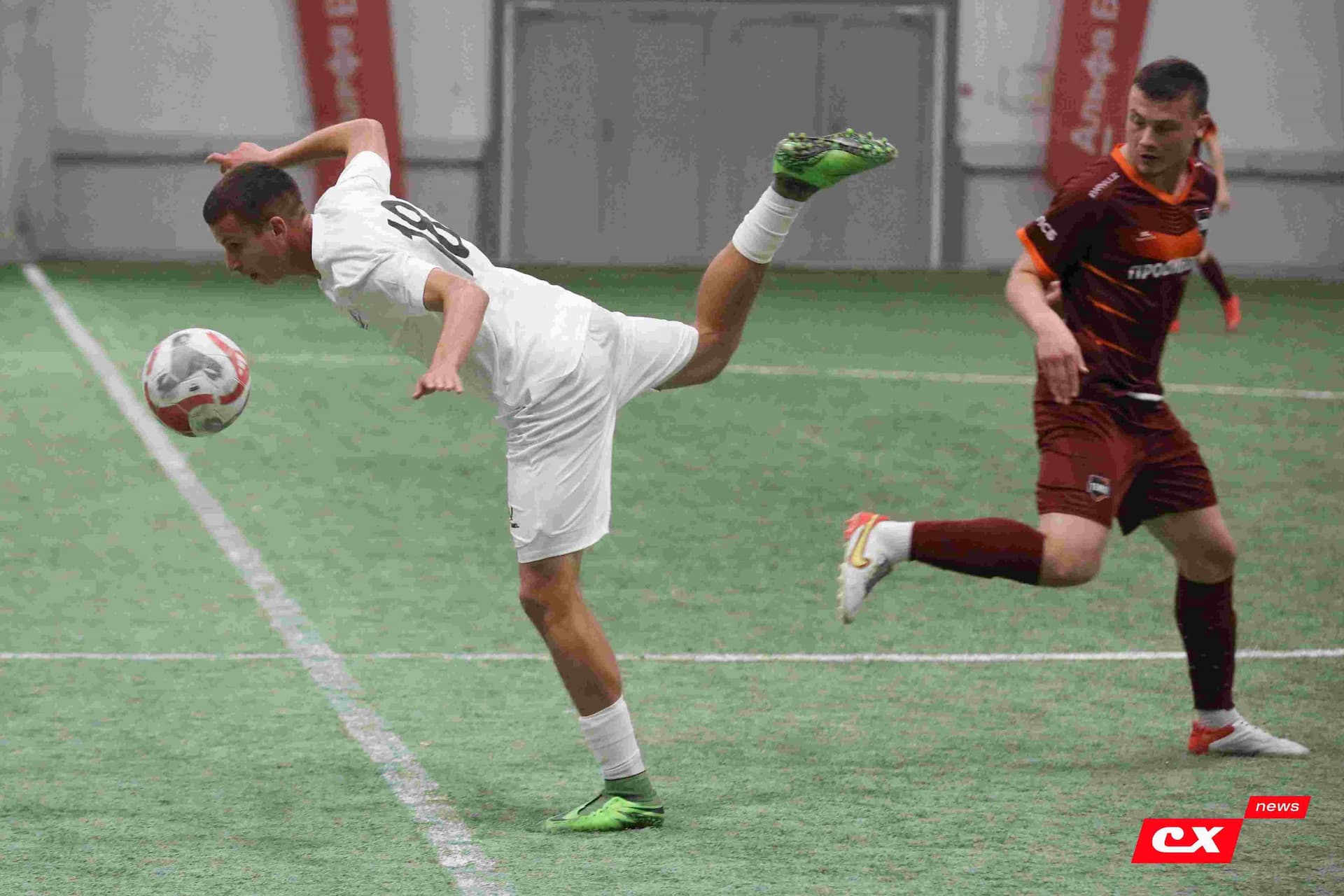 «Темп» 1:1 «КДВ». Третья лига. 26.09.2025. Владимир Мартынов («CX News») и Александр Чёрный («Алтайский спорт») — кадр 262