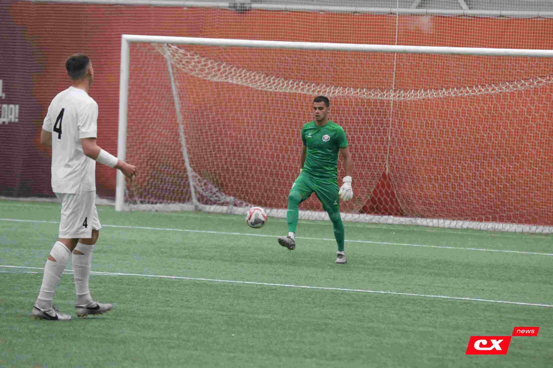 «Темп» 1:1 «КДВ». Третья лига. 26.09.2025. Владимир Мартынов («CX News») и Александр Чёрный («Алтайский спорт») — кадр 263