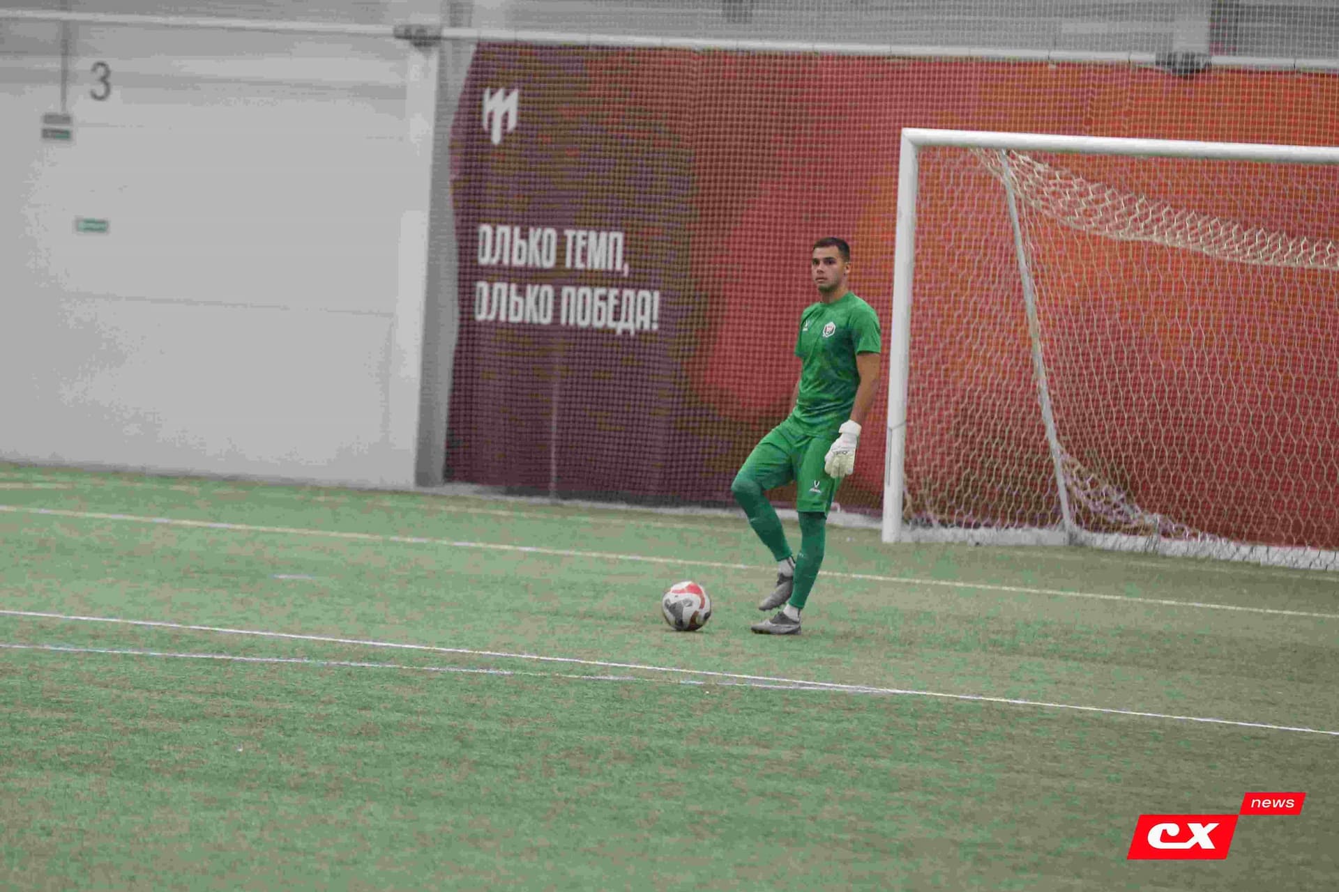 «Темп» 1:1 «КДВ». Третья лига. 26.09.2025. Владимир Мартынов («CX News») и Александр Чёрный («Алтайский спорт») — кадр 264