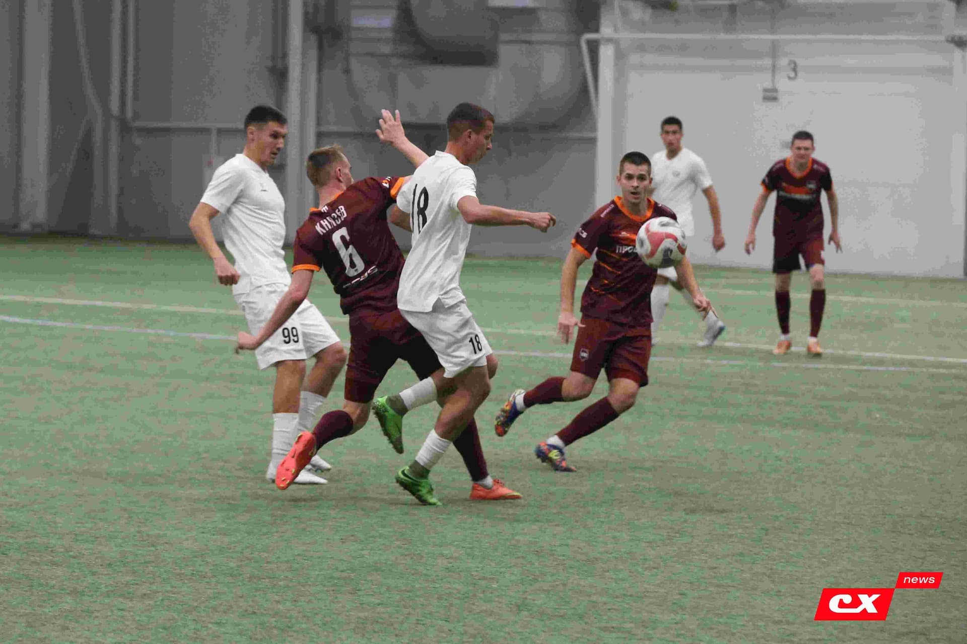 «Темп» 1:1 «КДВ». Третья лига. 26.09.2025. Владимир Мартынов («CX News») и Александр Чёрный («Алтайский спорт») — кадр 267