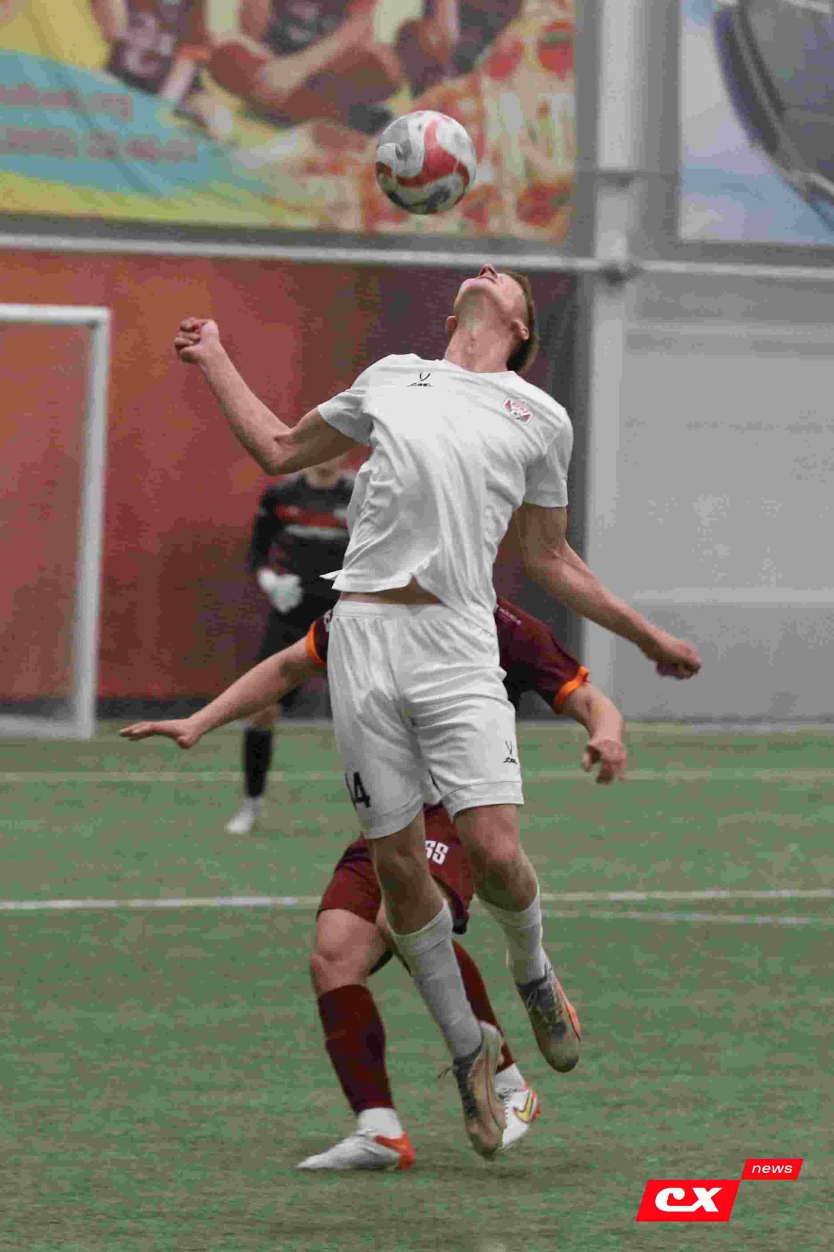 «Темп» 1:1 «КДВ». Третья лига. 26.09.2025. Владимир Мартынов («CX News») и Александр Чёрный («Алтайский спорт») — кадр 268