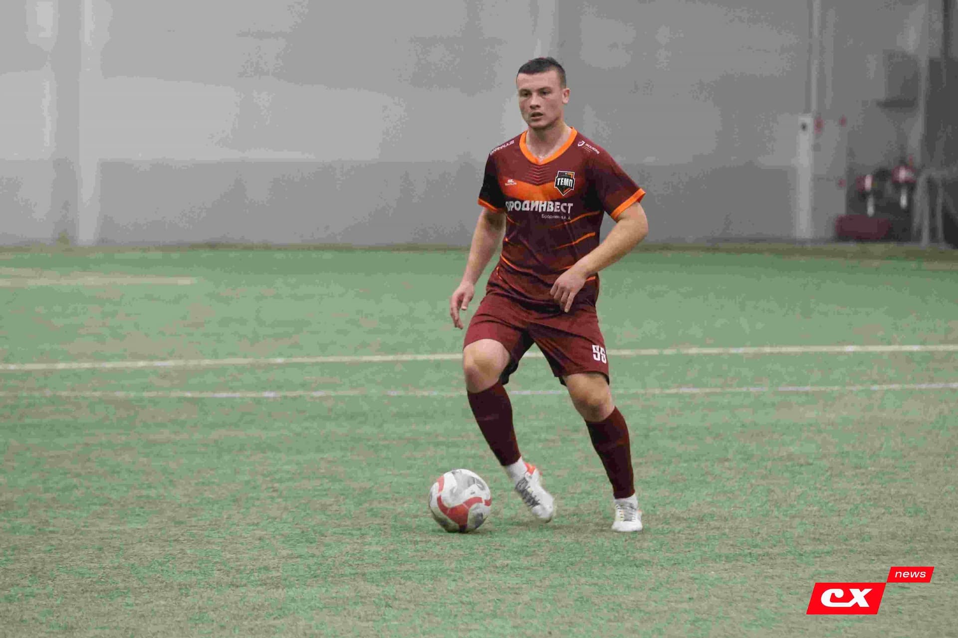 «Темп» 1:1 «КДВ». Третья лига. 26.09.2025. Владимир Мартынов («CX News») и Александр Чёрный («Алтайский спорт») — кадр 270