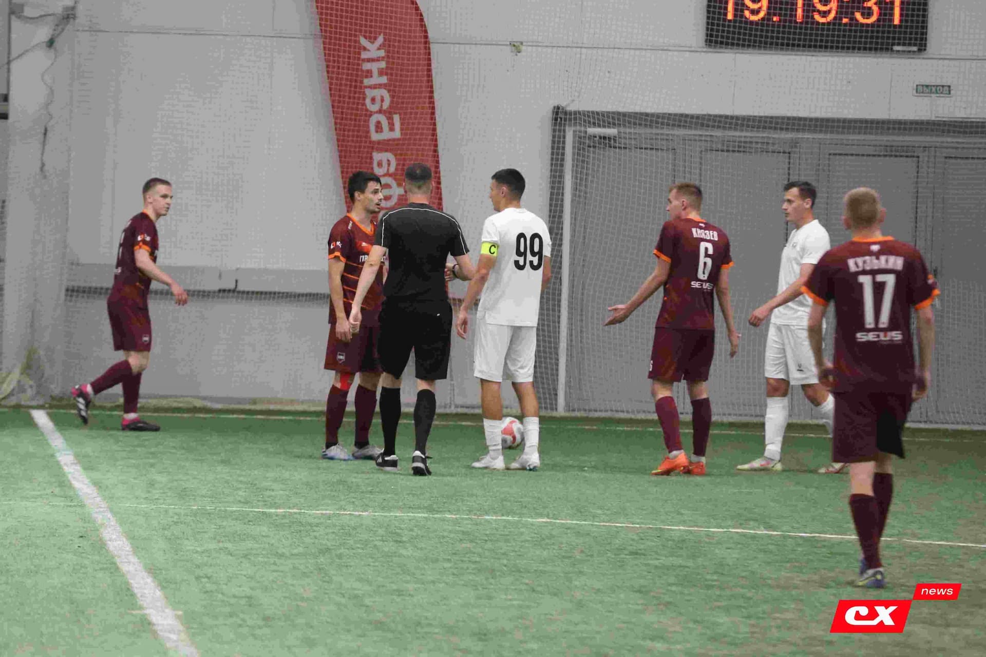 «Темп» 1:1 «КДВ». Третья лига. 26.09.2025. Владимир Мартынов («CX News») и Александр Чёрный («Алтайский спорт») — кадр 273